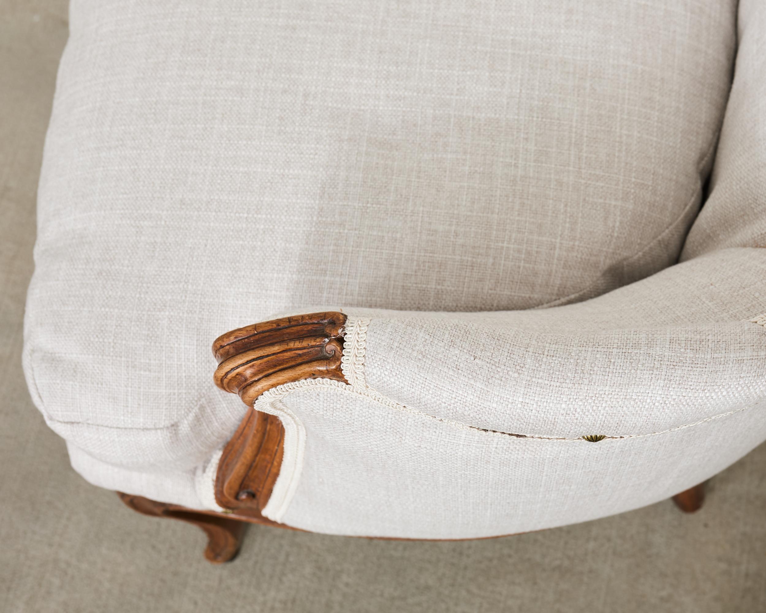 Paar französische Nussbaumbänke im Louis XV-Stil mit Leinen im Angebot 4