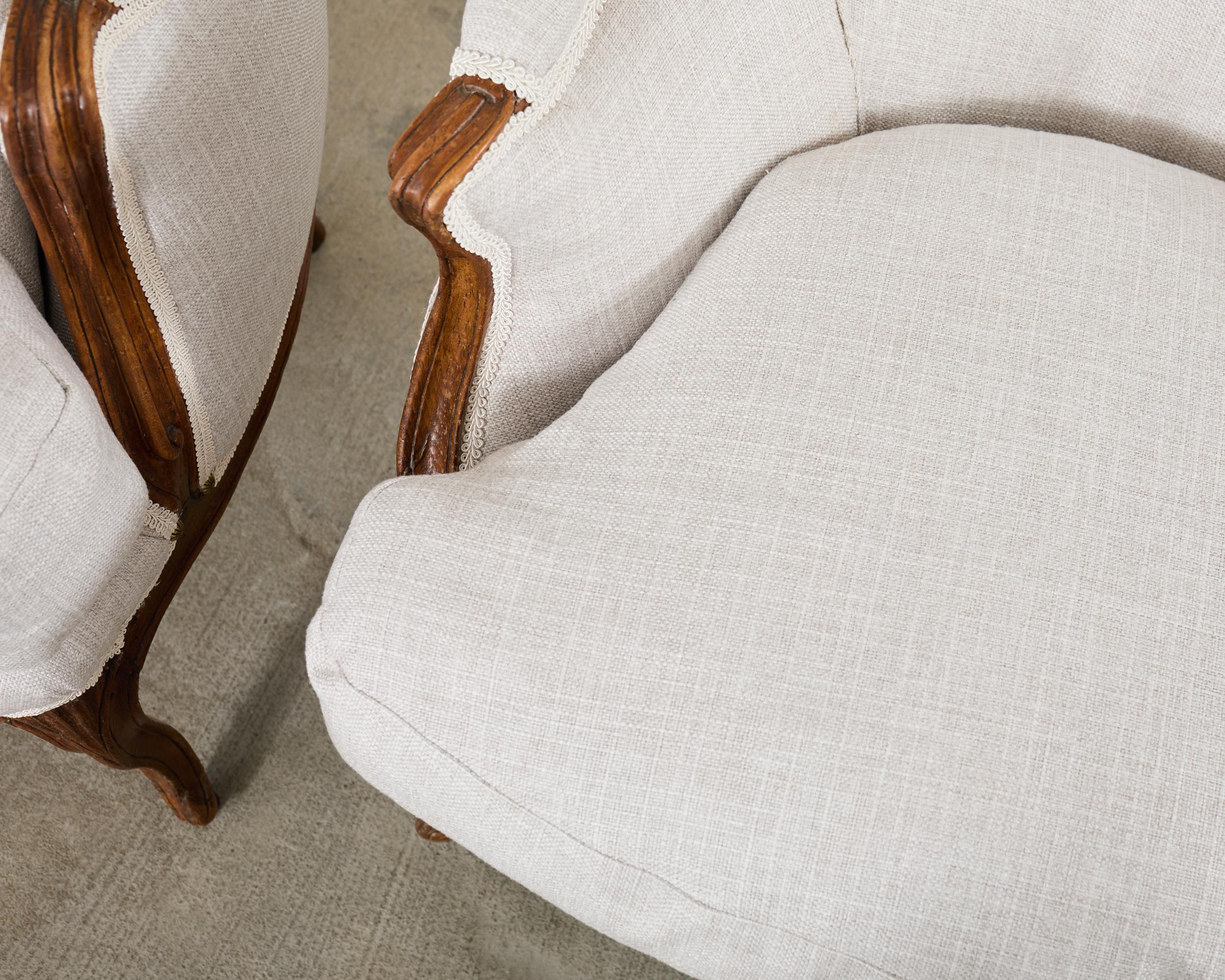 Paar französische Nussbaumbänke im Louis XV-Stil mit Leinen im Angebot 6