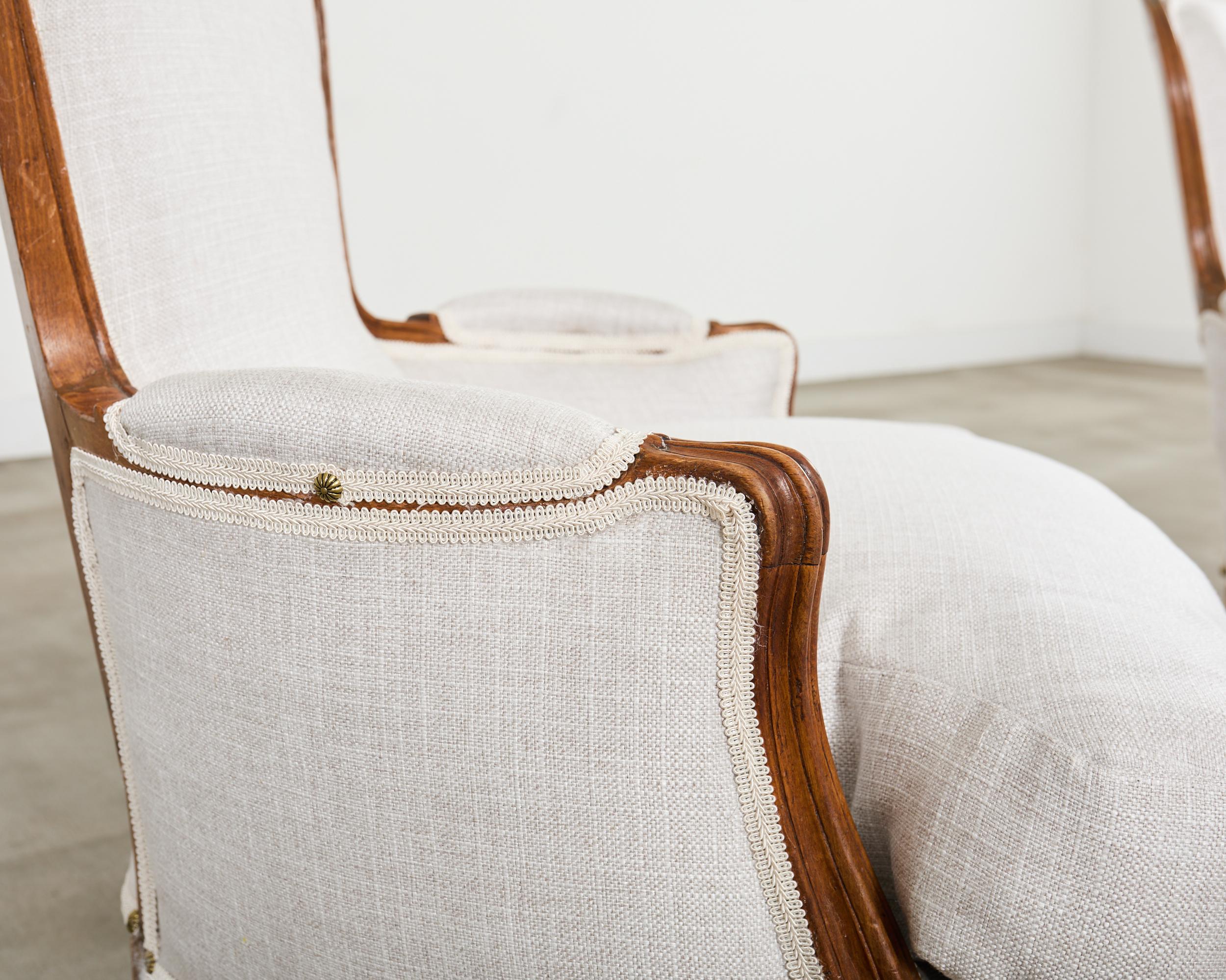 Paar französische Nussbaumbänke im Louis XV-Stil mit Leinen im Angebot 8