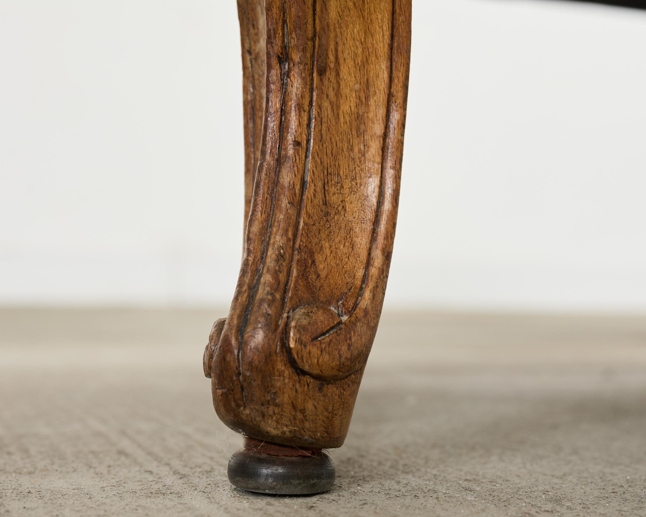 Paar französische Nussbaumbänke im Louis XV-Stil mit Leinen im Angebot 11