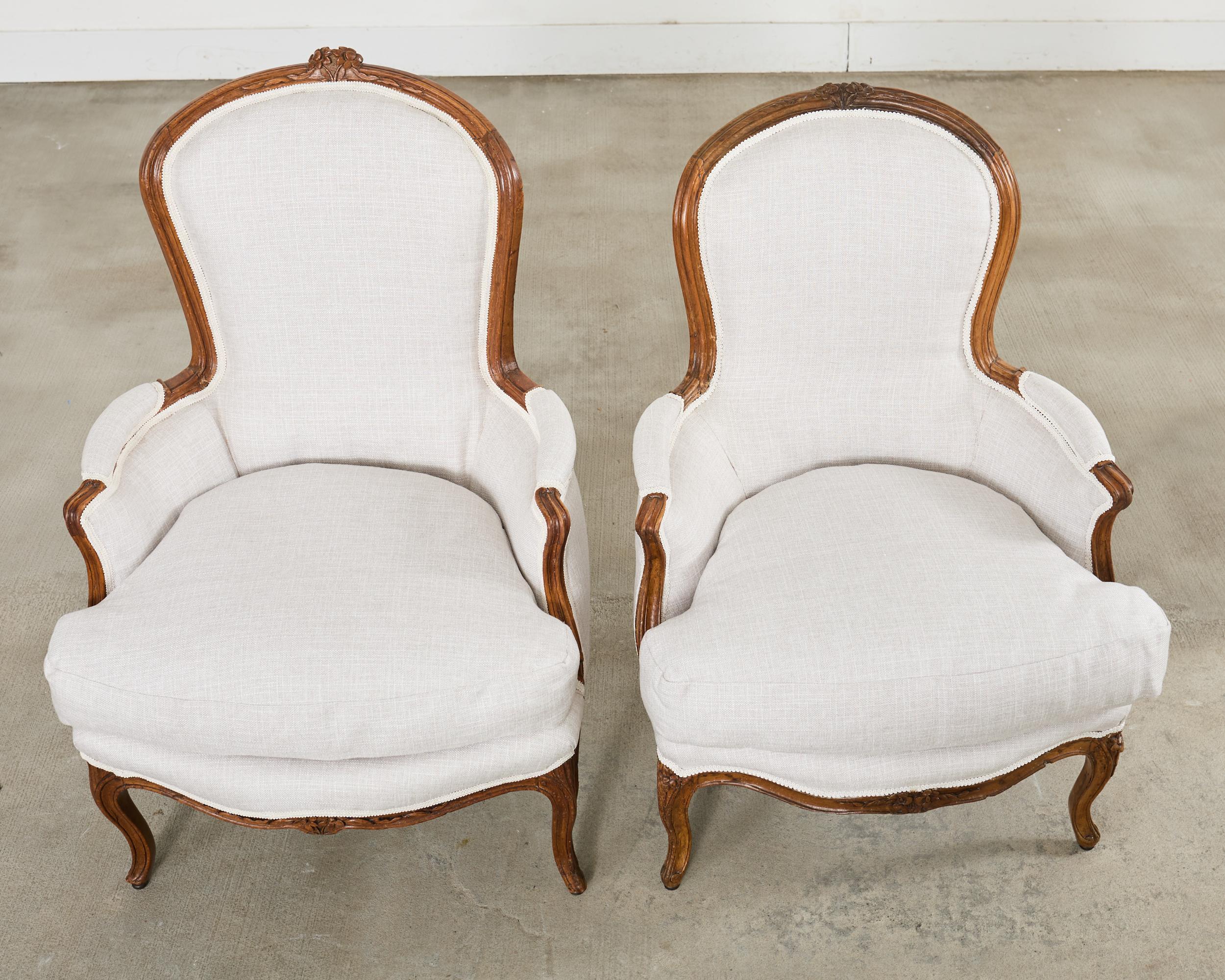 Paar französische Nussbaumbänke im Louis XV-Stil mit Leinen (Französisch) im Angebot