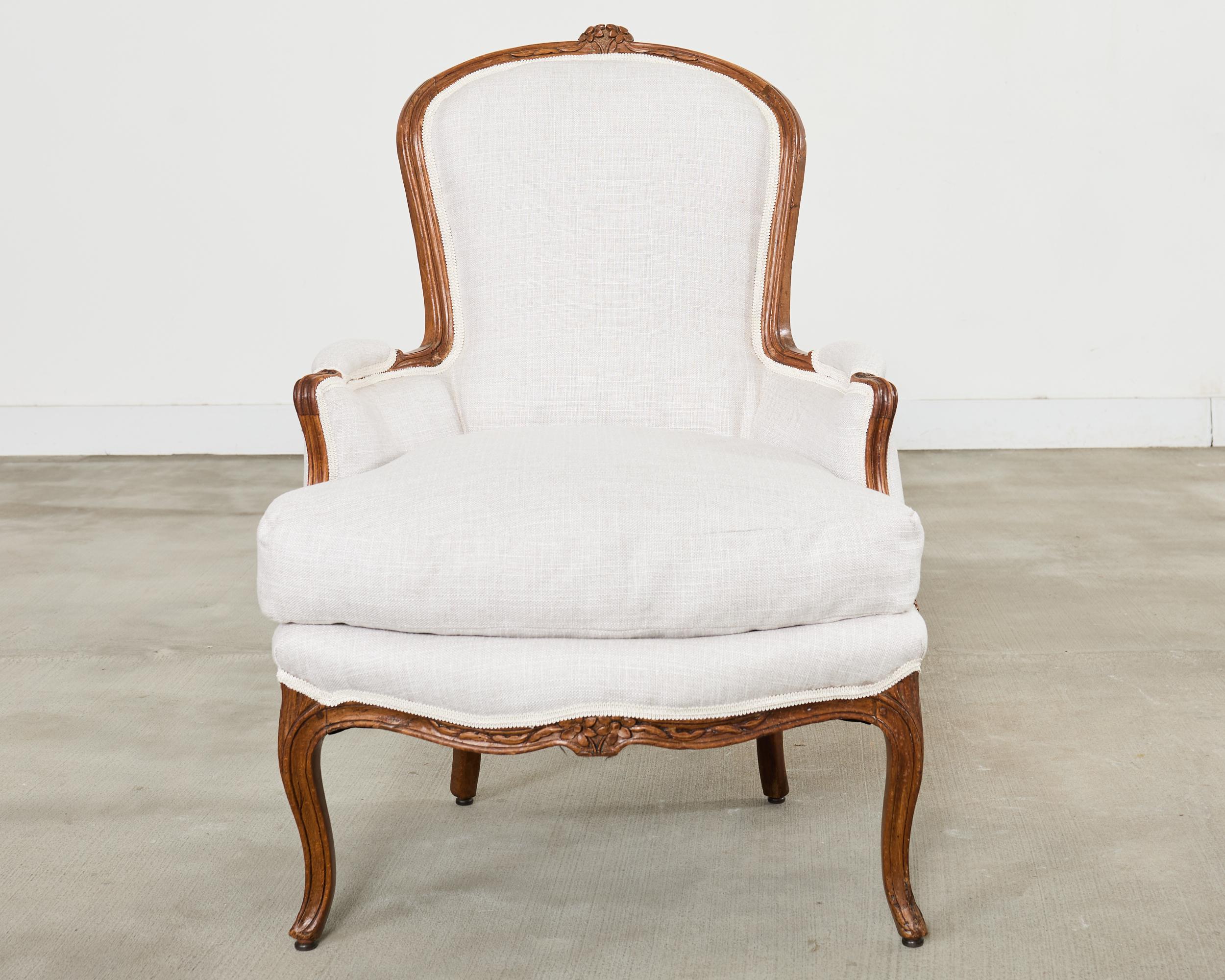 Paar französische Nussbaumbänke im Louis XV-Stil mit Leinen im Zustand „Gut“ im Angebot in Rio Vista, CA