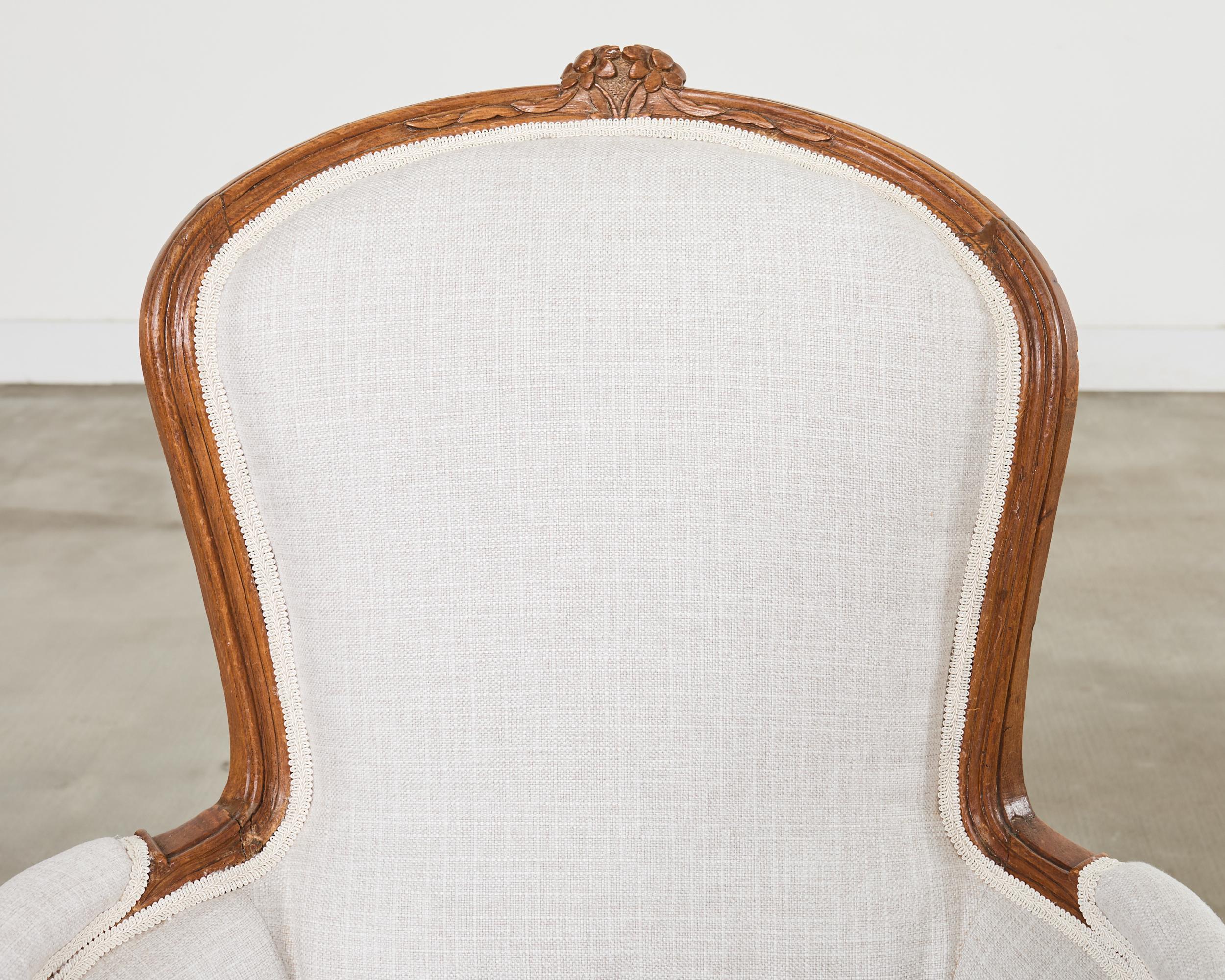 Paar französische Nussbaumbänke im Louis XV-Stil mit Leinen (19. Jahrhundert) im Angebot