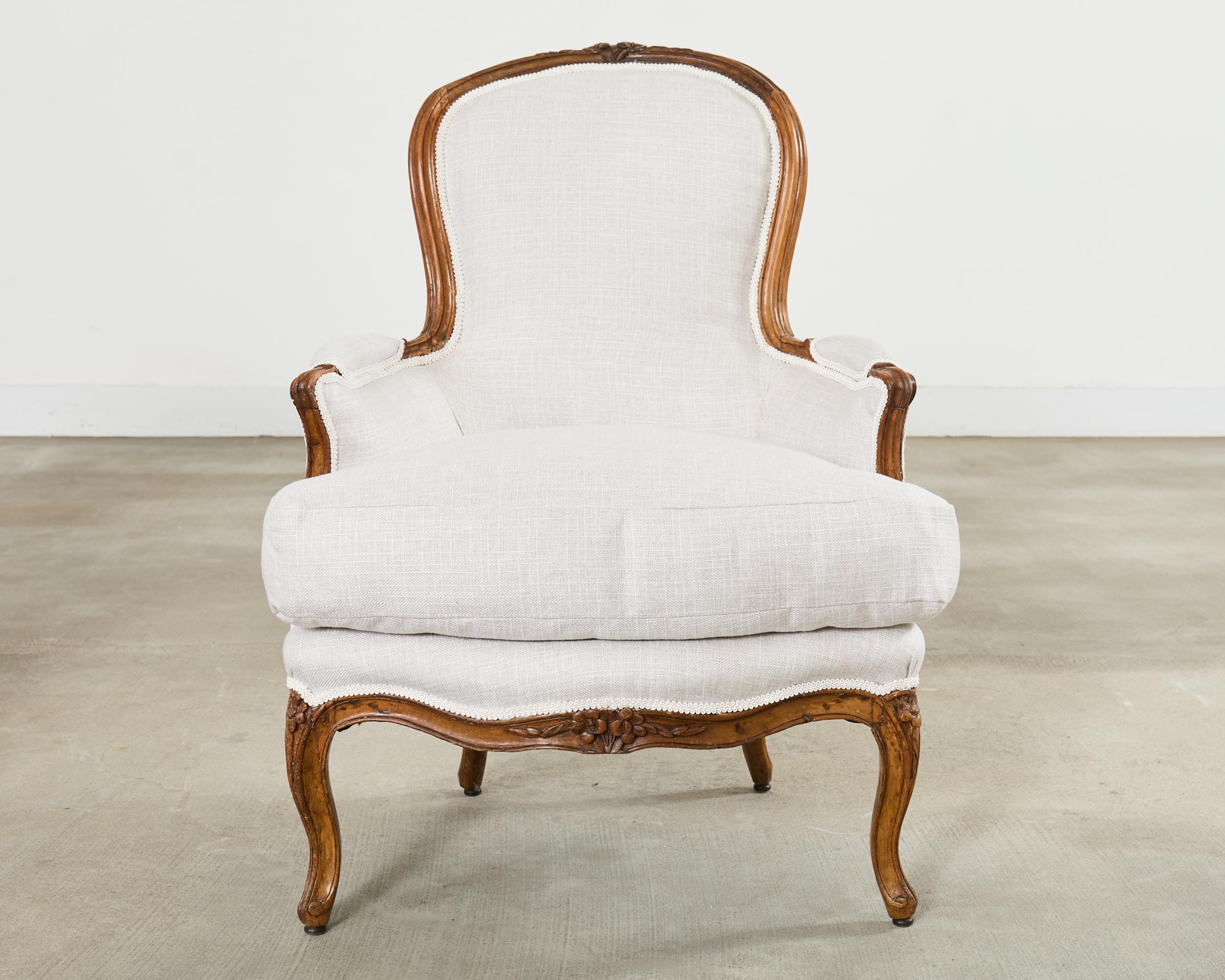 Paar französische Nussbaumbänke im Louis XV-Stil mit Leinen im Angebot 1