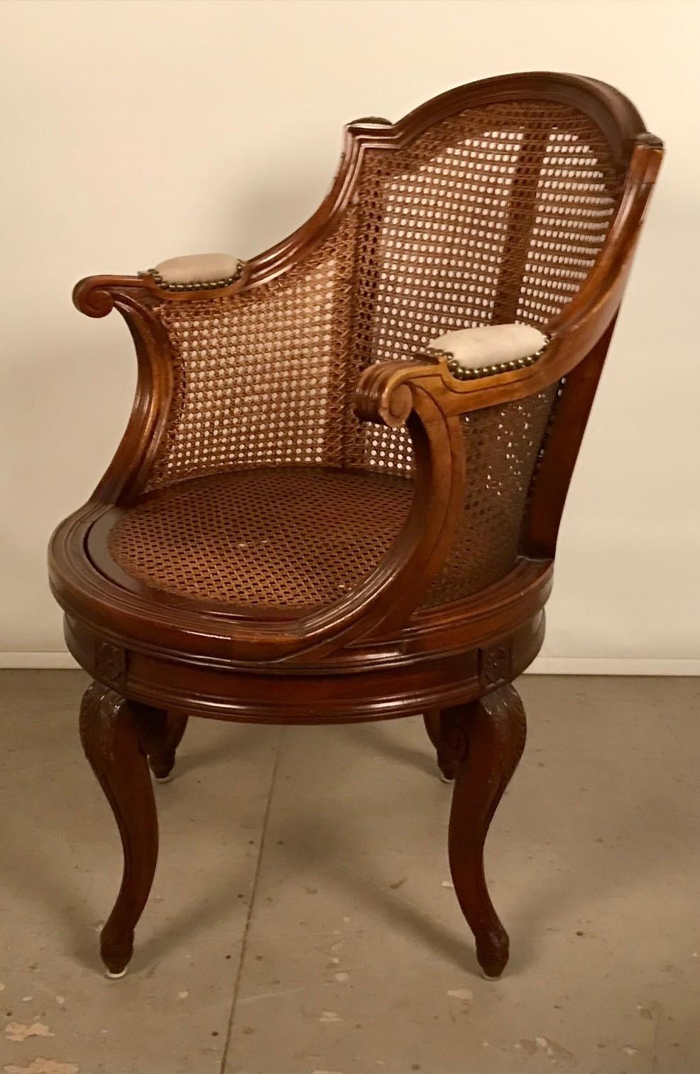 Paire de fauteuils pivotants en noyer et cannage de style Louis XV en vente 3