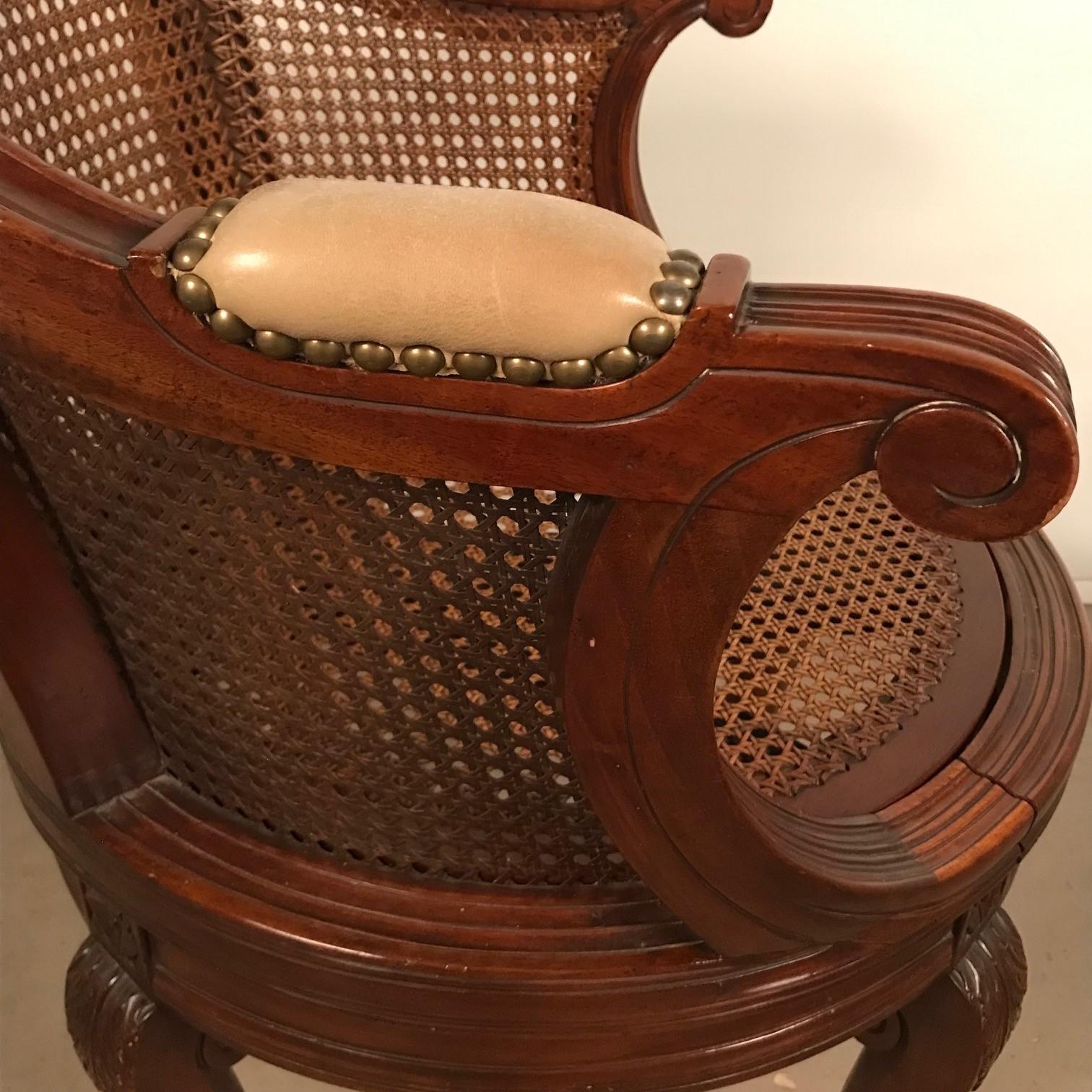 Paire de fauteuils pivotants en noyer et cannage de style Louis XV en vente 4