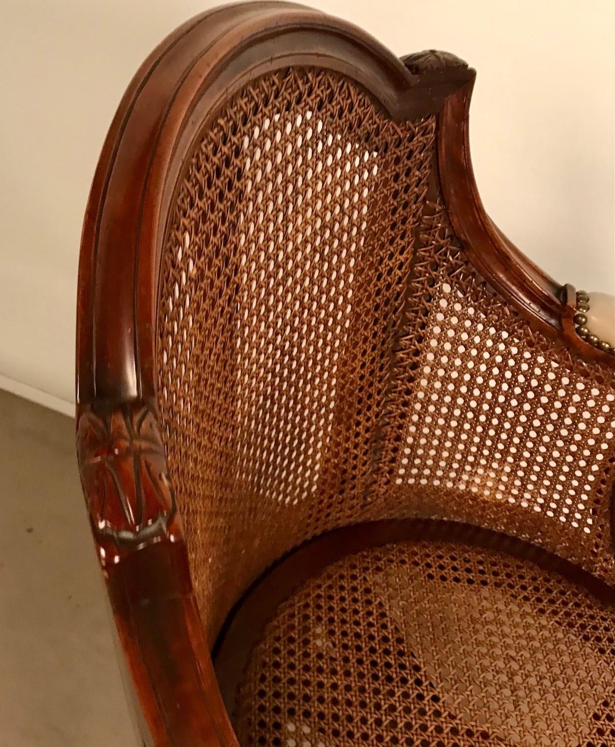 Paire de fauteuils pivotants en noyer et cannage de style Louis XV en vente 5