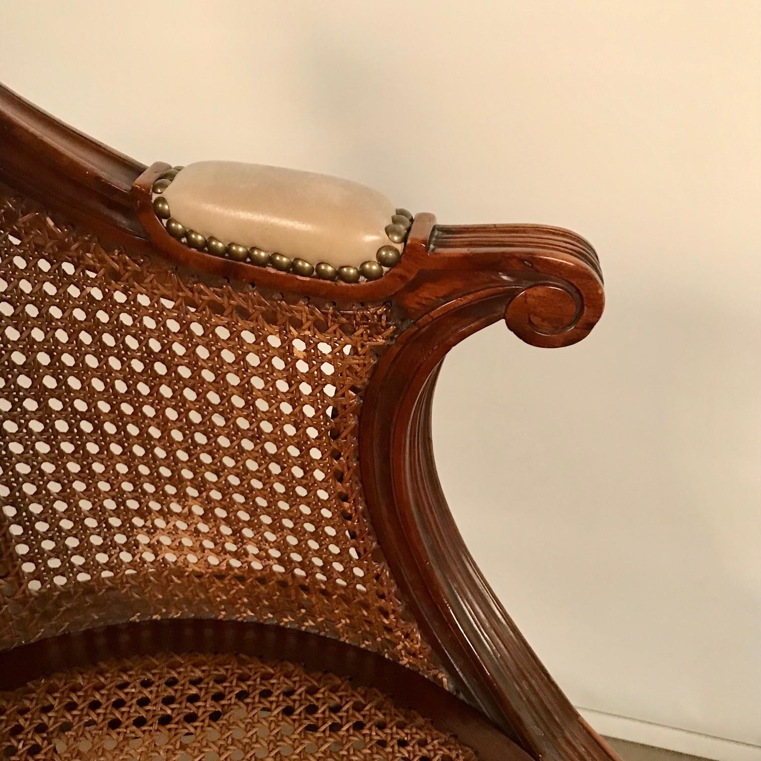 Paire de fauteuils pivotants en noyer et cannage de style Louis XV en vente 6