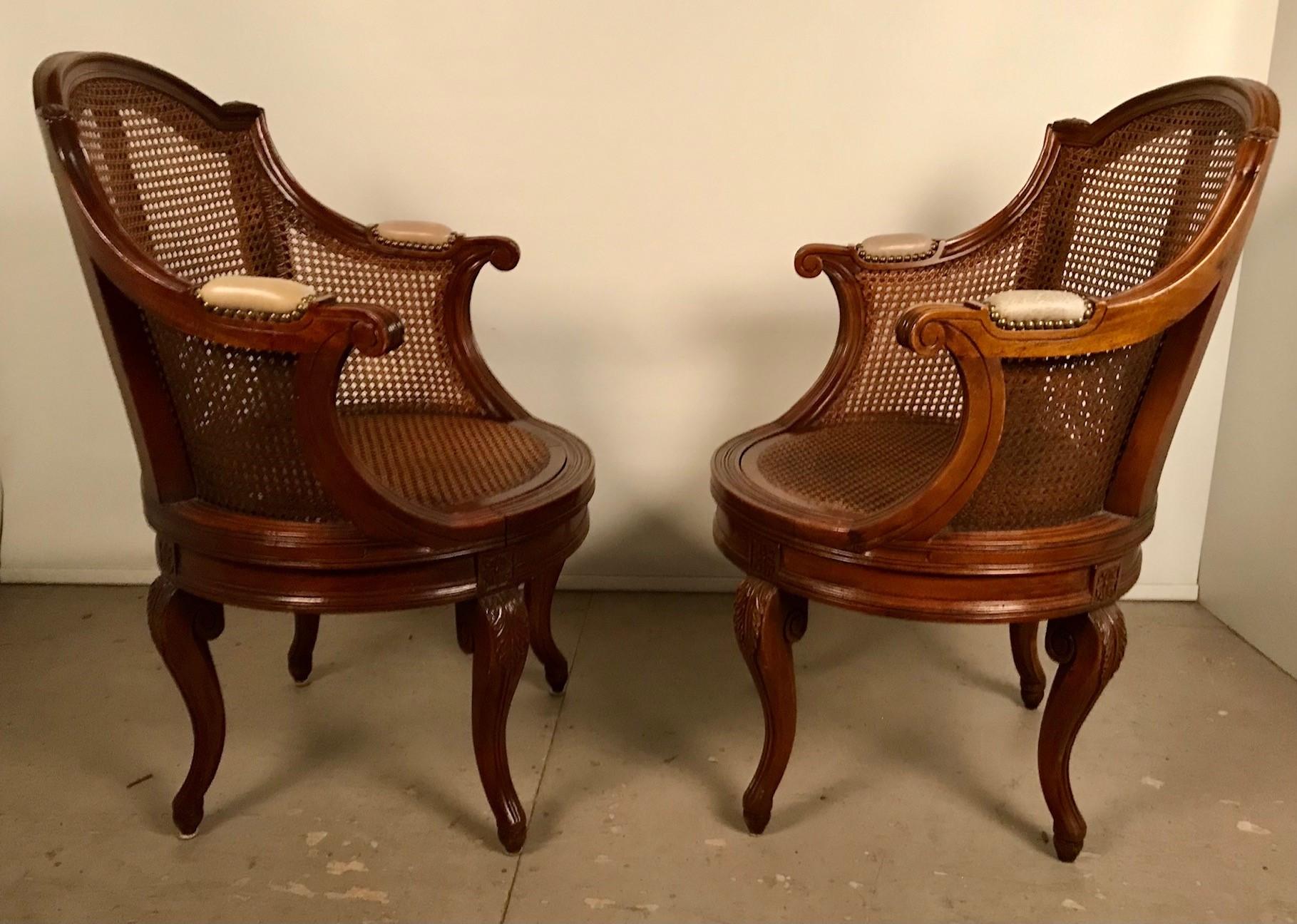 Vannerie Paire de fauteuils pivotants en noyer et cannage de style Louis XV en vente