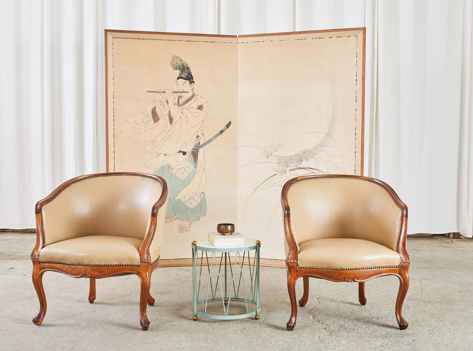 Hübsches Paar französischer Gondelwannen-Bergere-Sessel aus Nussbaum aus dem 19. Der Sessel im großen Stil von Ludwig XV. hat eine tonnenförmige Rückenlehne mit anmutig geschwungenen, geformten Armlehnen, die mit einer serpentinenförmigen