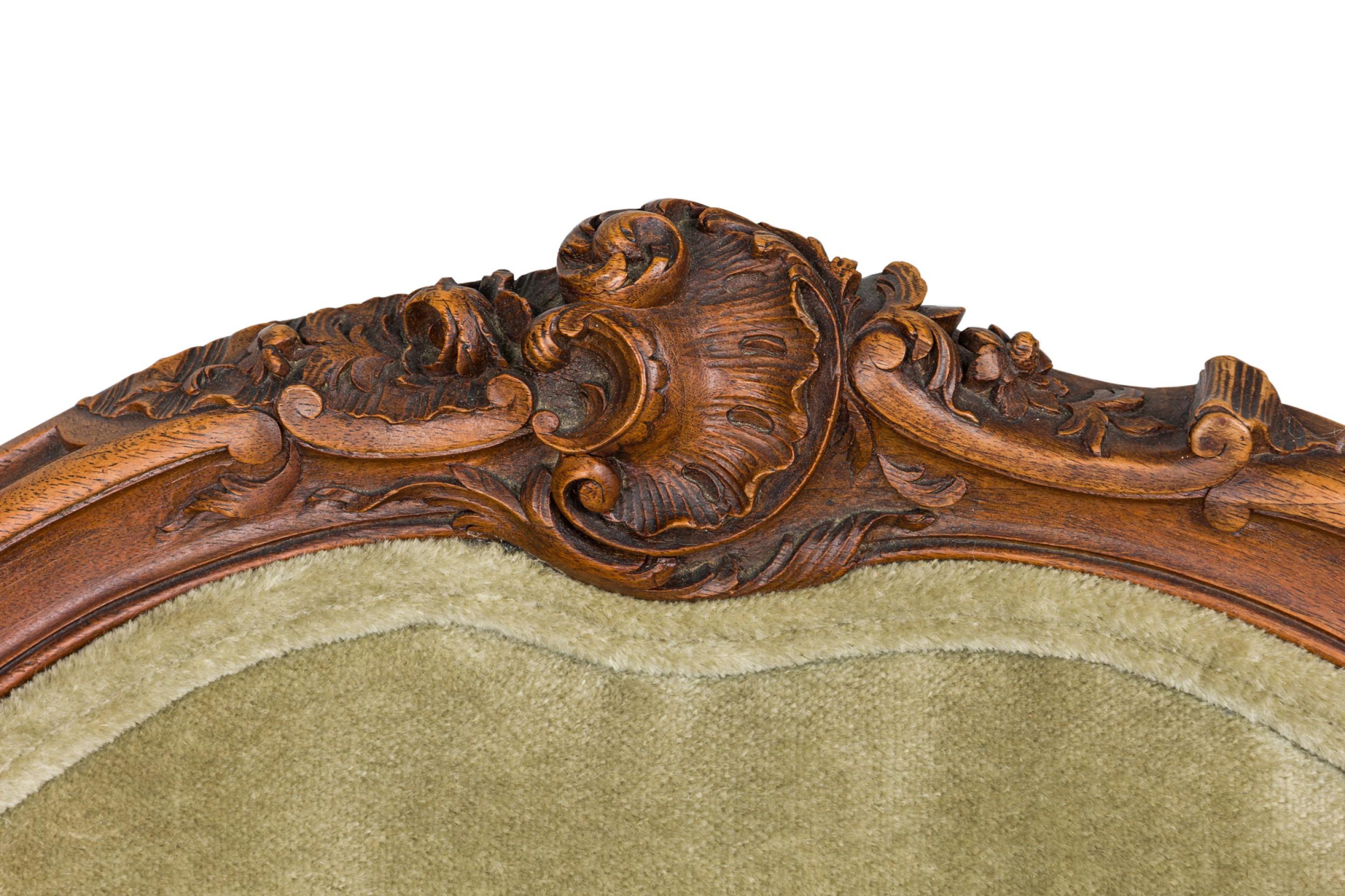 Paire de fauteuils à dossier bas en noyer de style Louis XV en vente 3