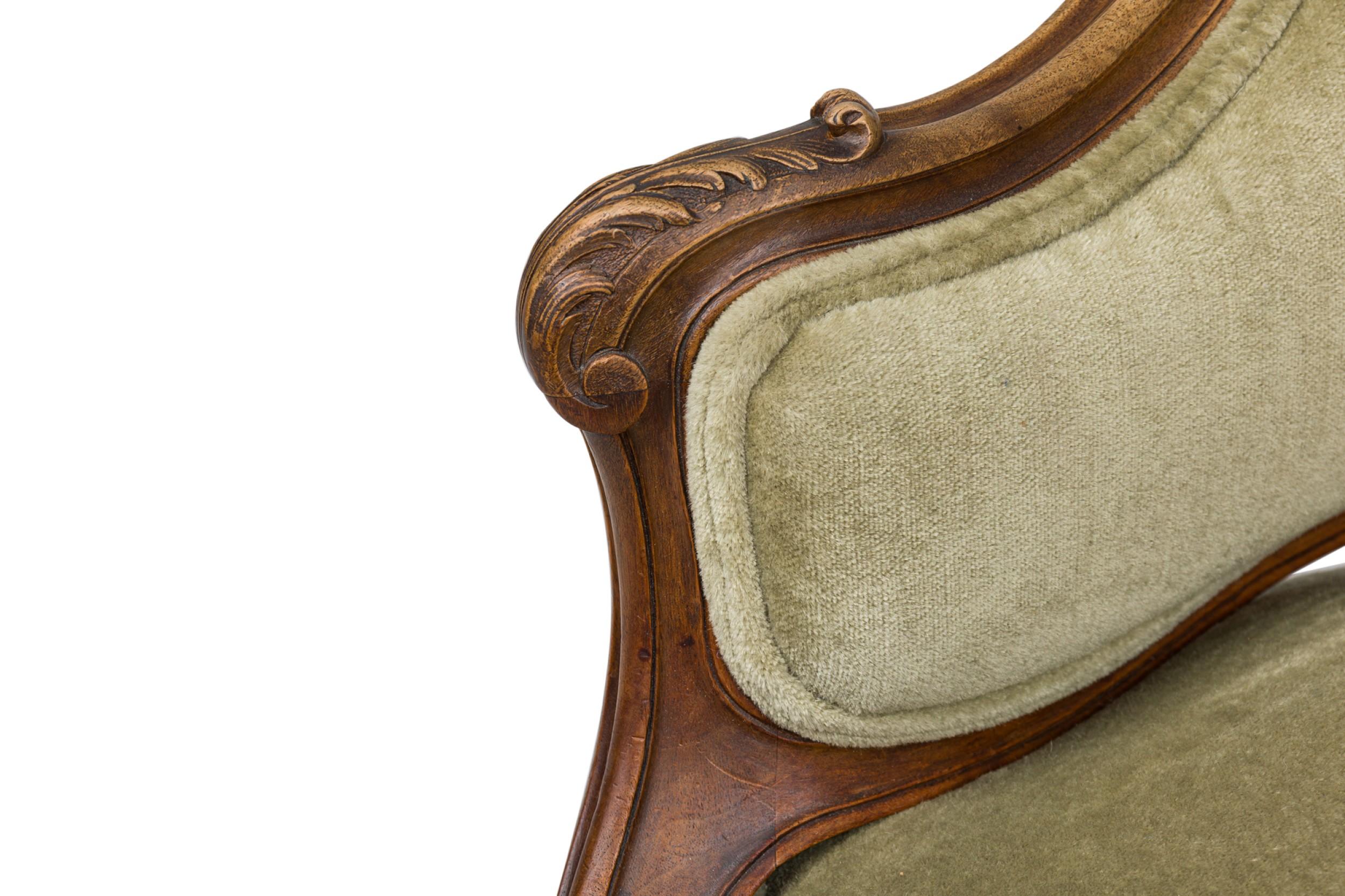 Paire de fauteuils à dossier bas en noyer de style Louis XV en vente 4