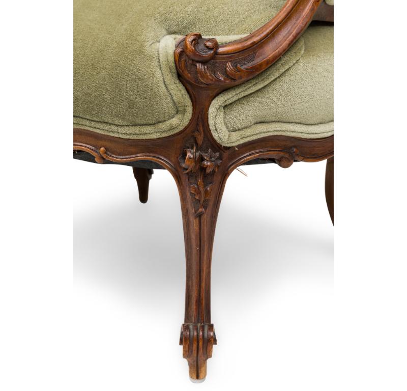 Paire de fauteuils à dossier bas en noyer de style Louis XV en vente 5