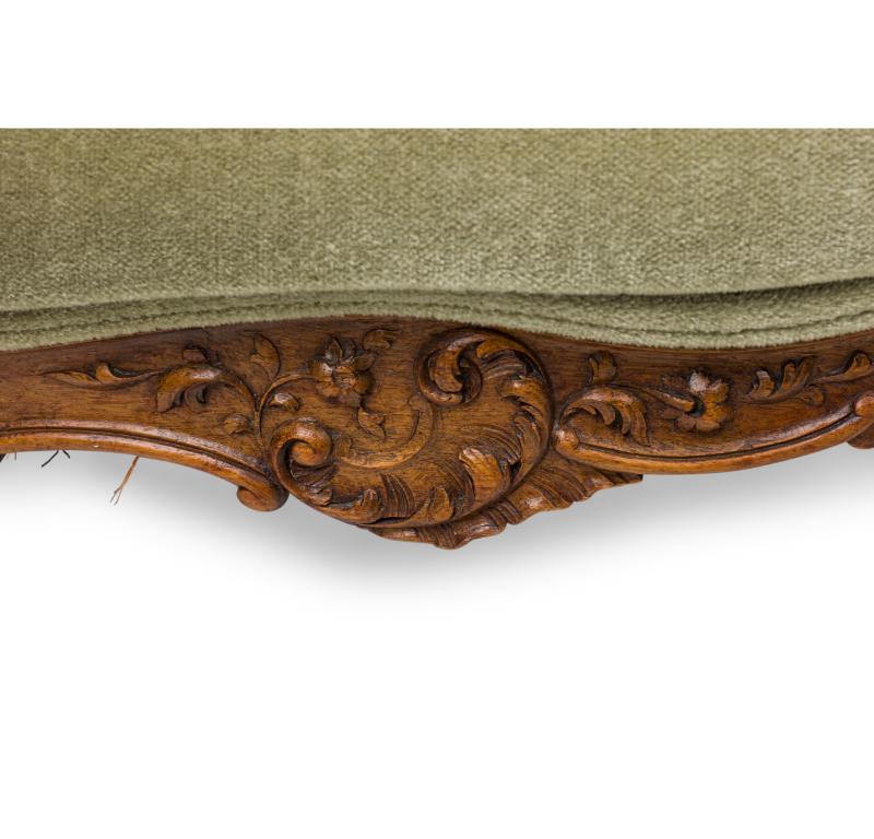 Paire de fauteuils à dossier bas en noyer de style Louis XV en vente 6