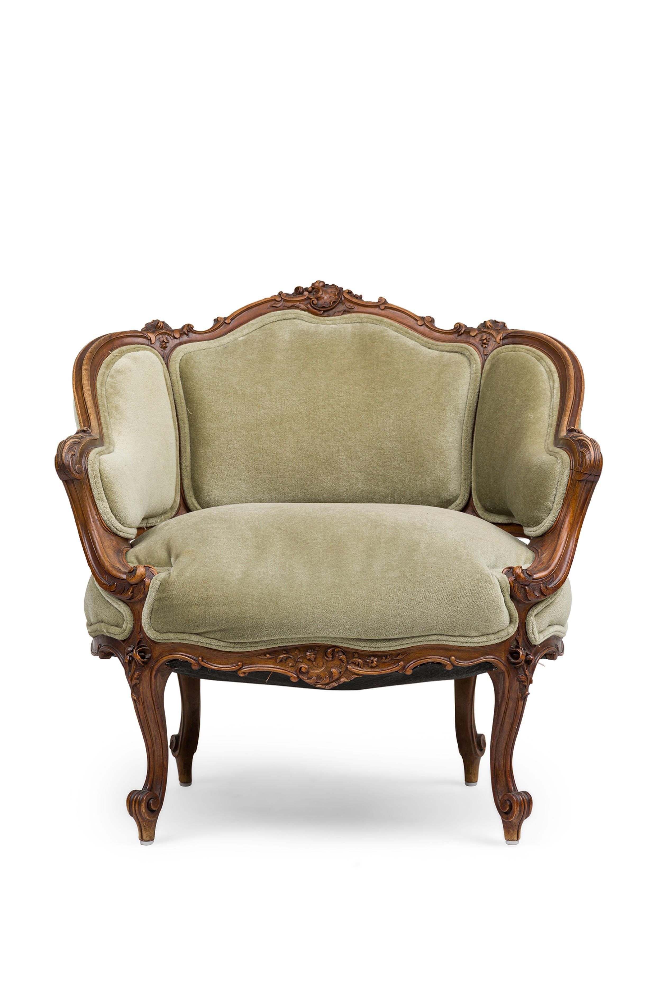 PAIRE de fauteuils à dossier bas (bergère) en noyer sculpté de style Louis XV avec tapisserie beige (PRIX POUR LA PAIRE)