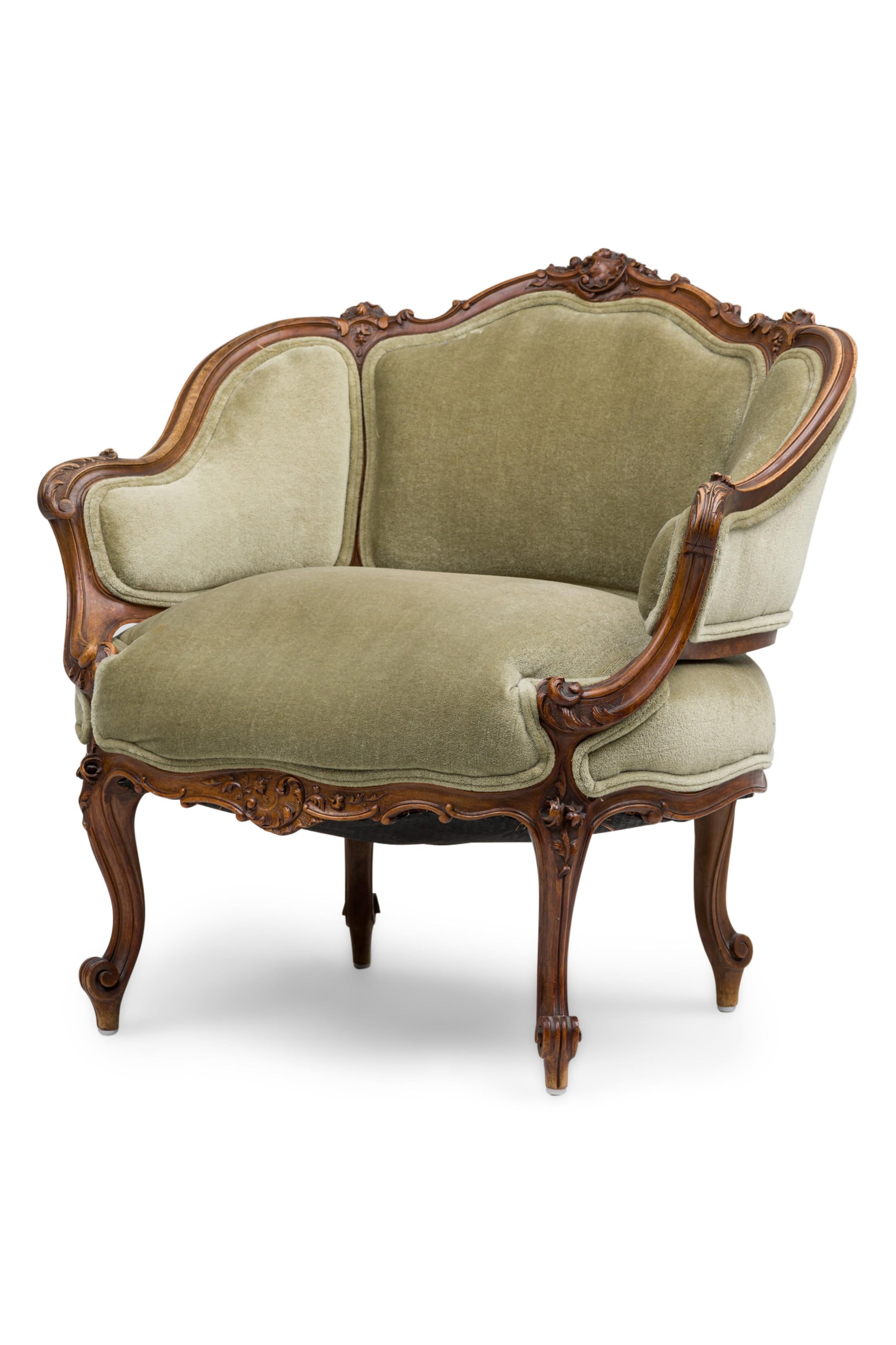 Français Paire de fauteuils à dossier bas en noyer de style Louis XV en vente