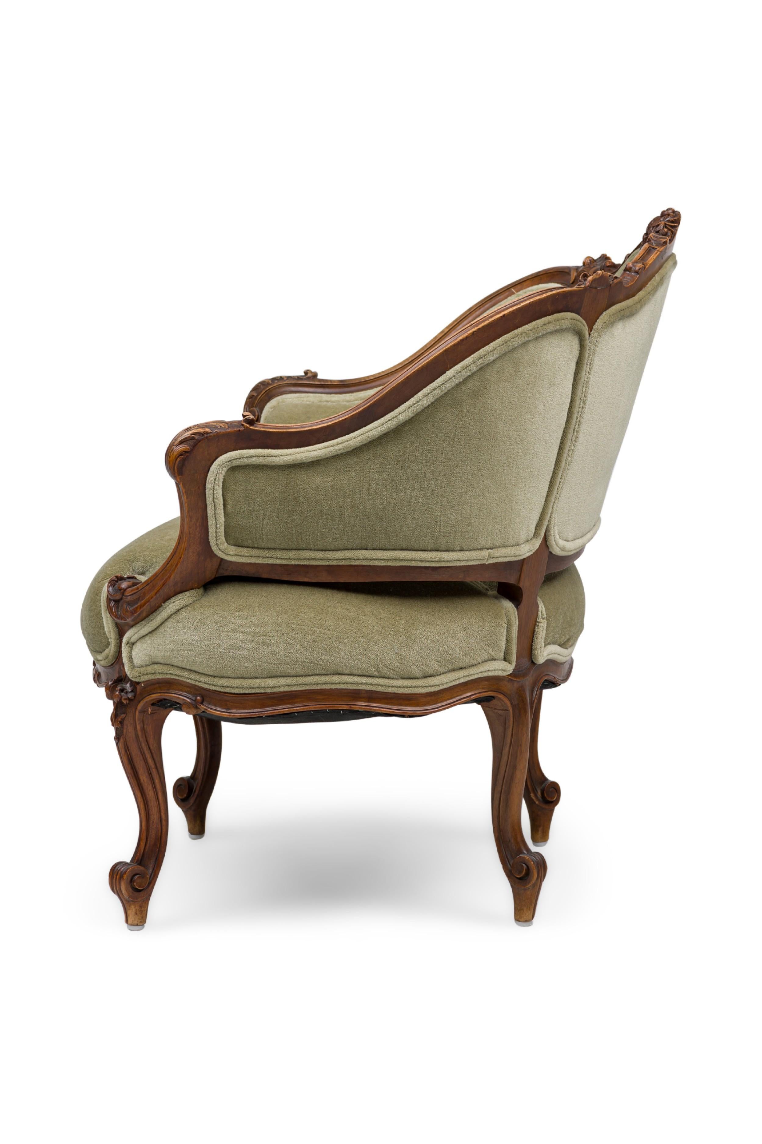Sculpté à la main Paire de fauteuils à dossier bas en noyer de style Louis XV en vente