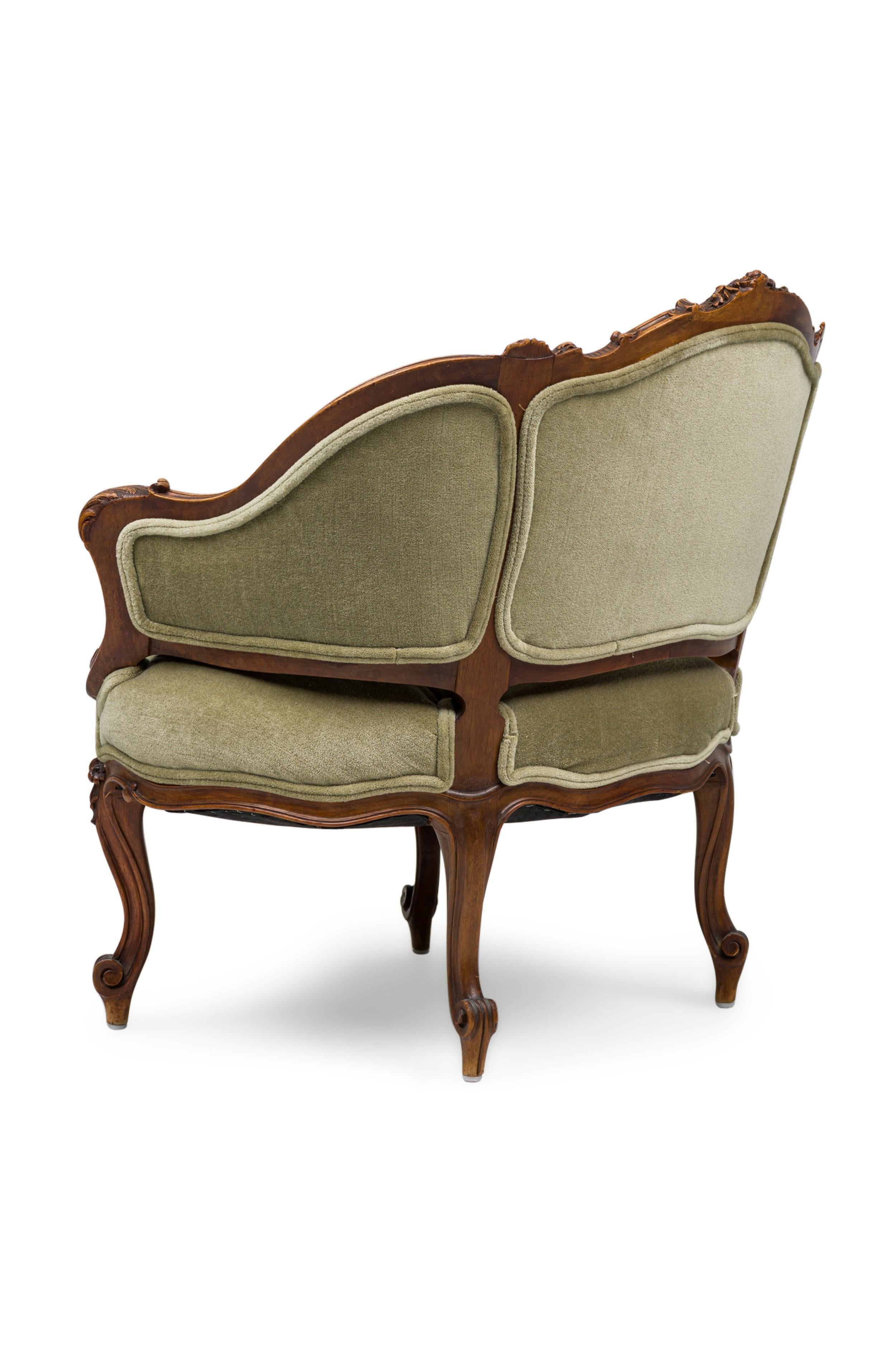 Paire de fauteuils à dossier bas en noyer de style Louis XV Bon état - En vente à Queens, NY