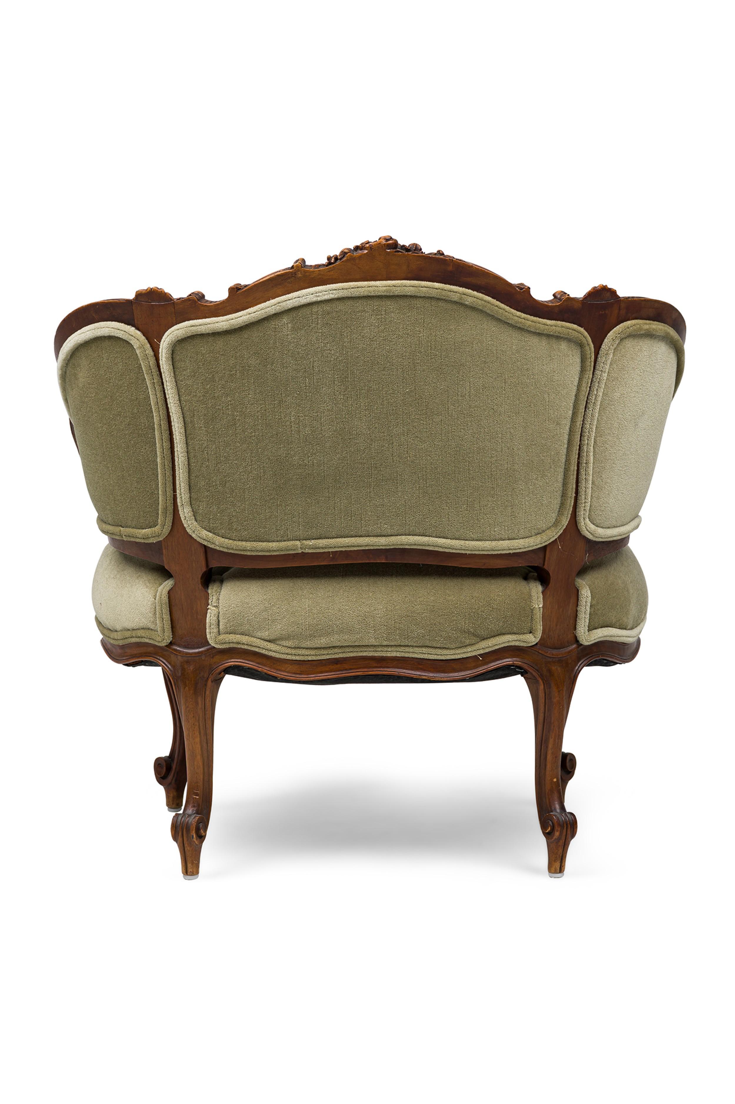 20ième siècle Paire de fauteuils à dossier bas en noyer de style Louis XV en vente