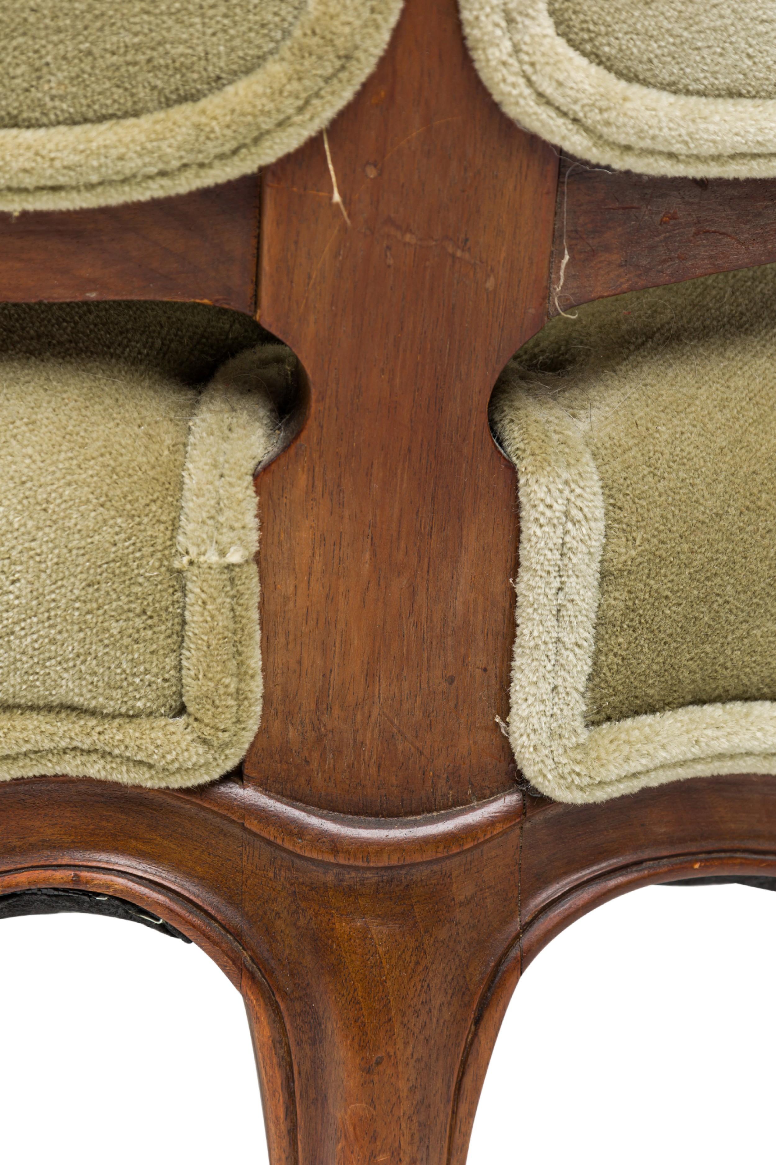 Noyer Paire de fauteuils à dossier bas en noyer de style Louis XV en vente
