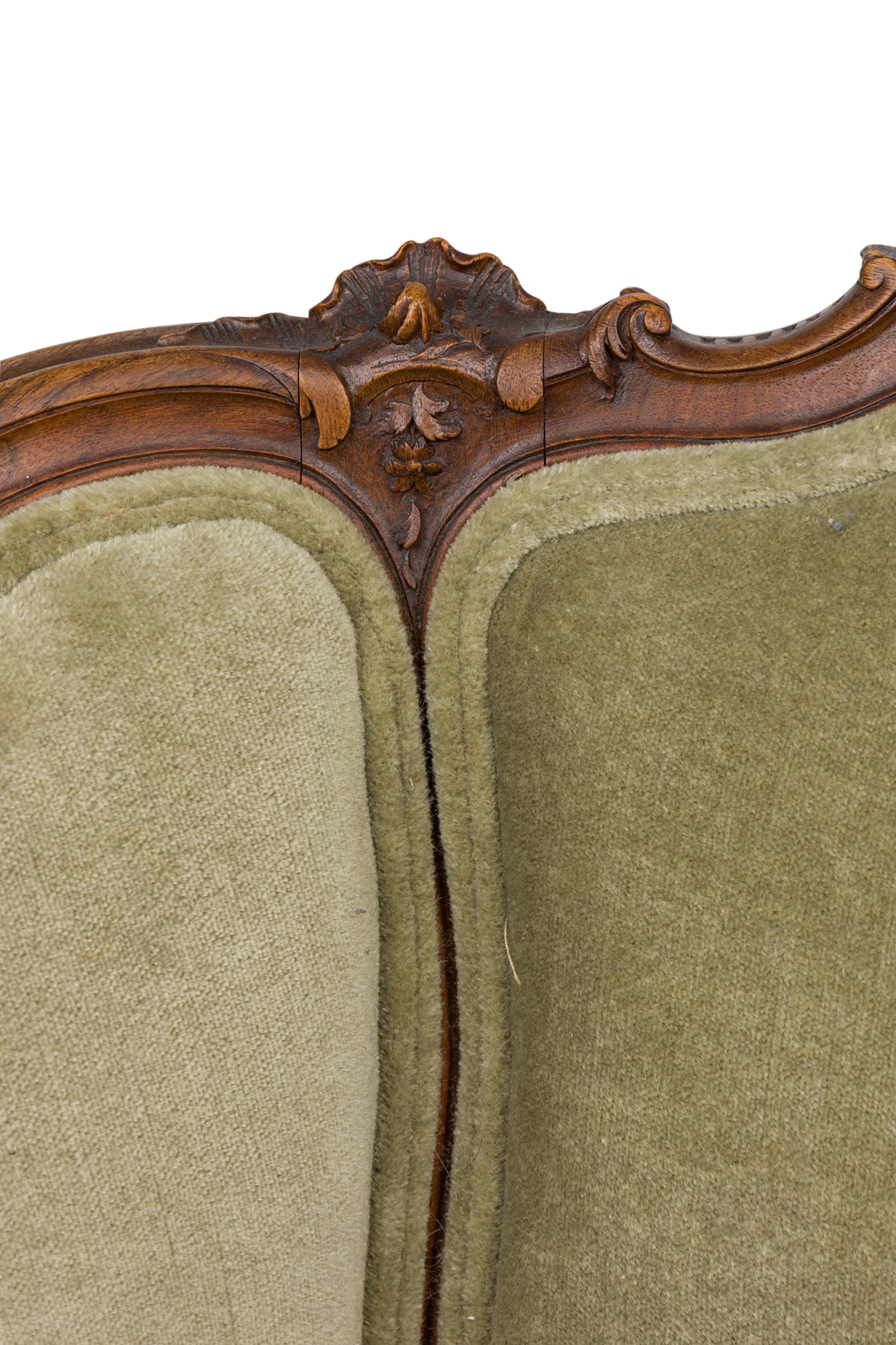 Paire de fauteuils à dossier bas en noyer de style Louis XV en vente 2