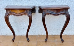 Coppia di comodini da parete in noce in stile Luigi XV francese