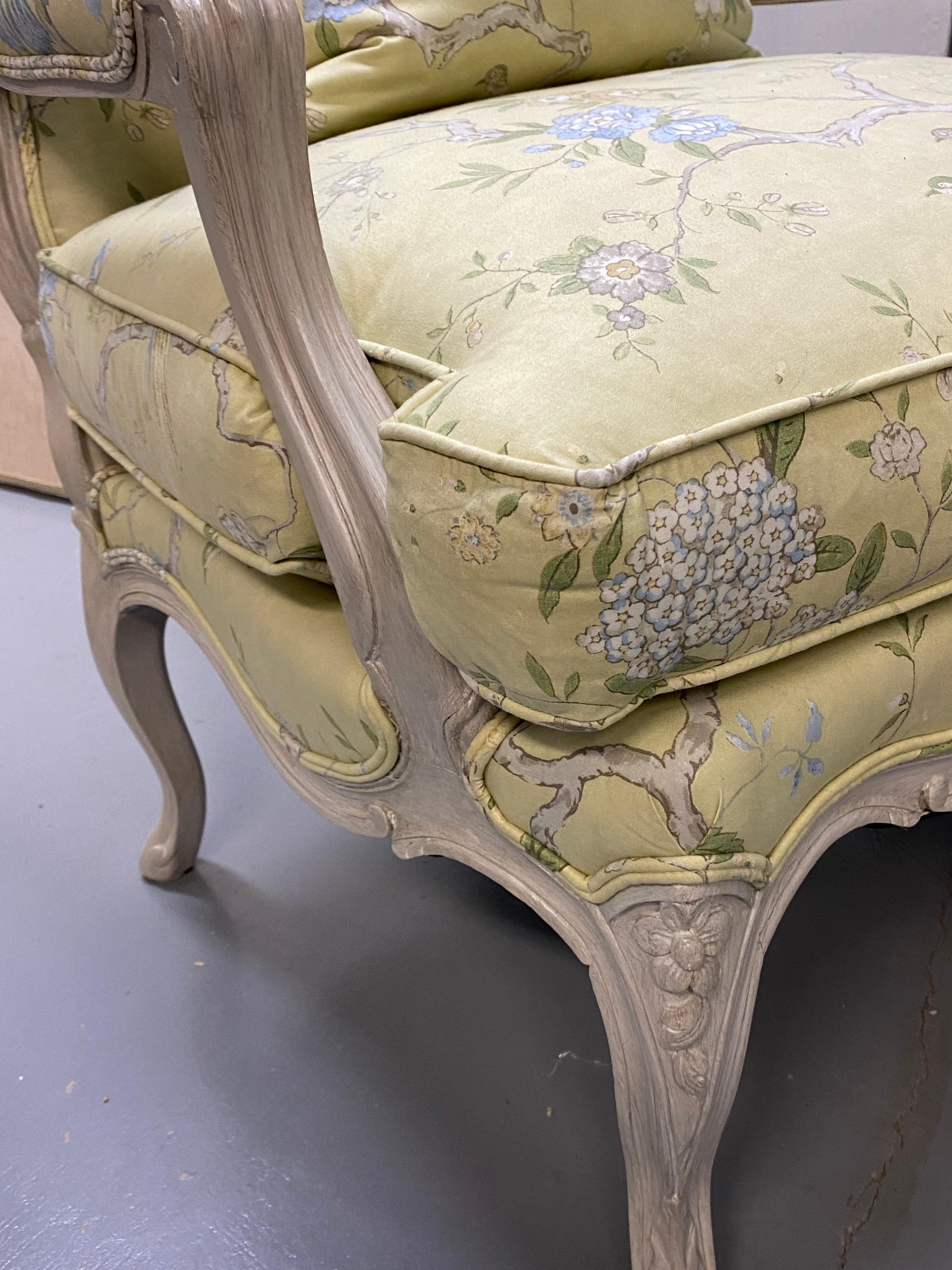 Zwei französische Sessel im Stil Louis XV, weiß lackiert im Zustand „Gut“ im Angebot in Southampton, NY