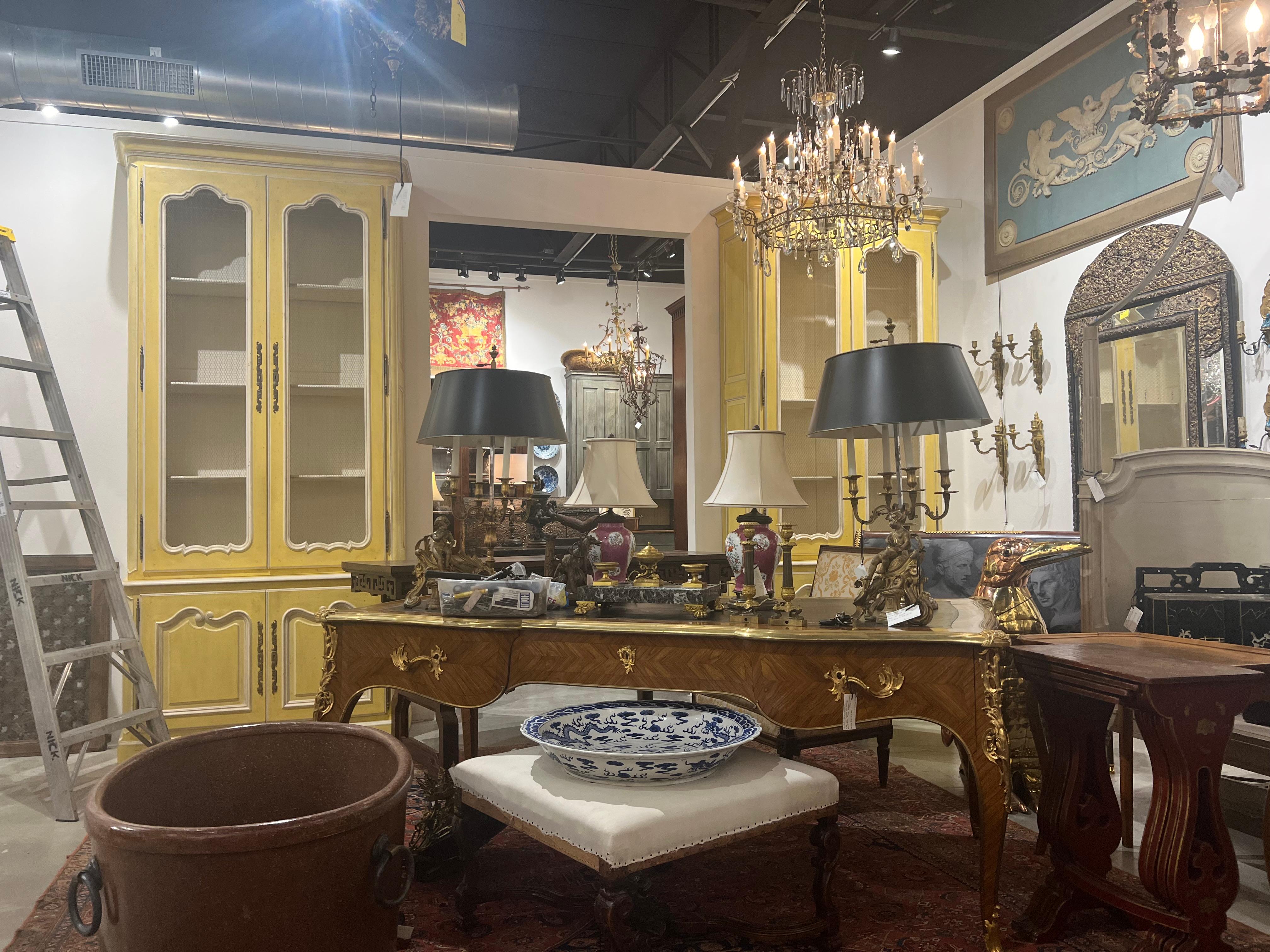 Paire de bibliothèques de style Louis XV peintes en jaune et blanc en vente 7