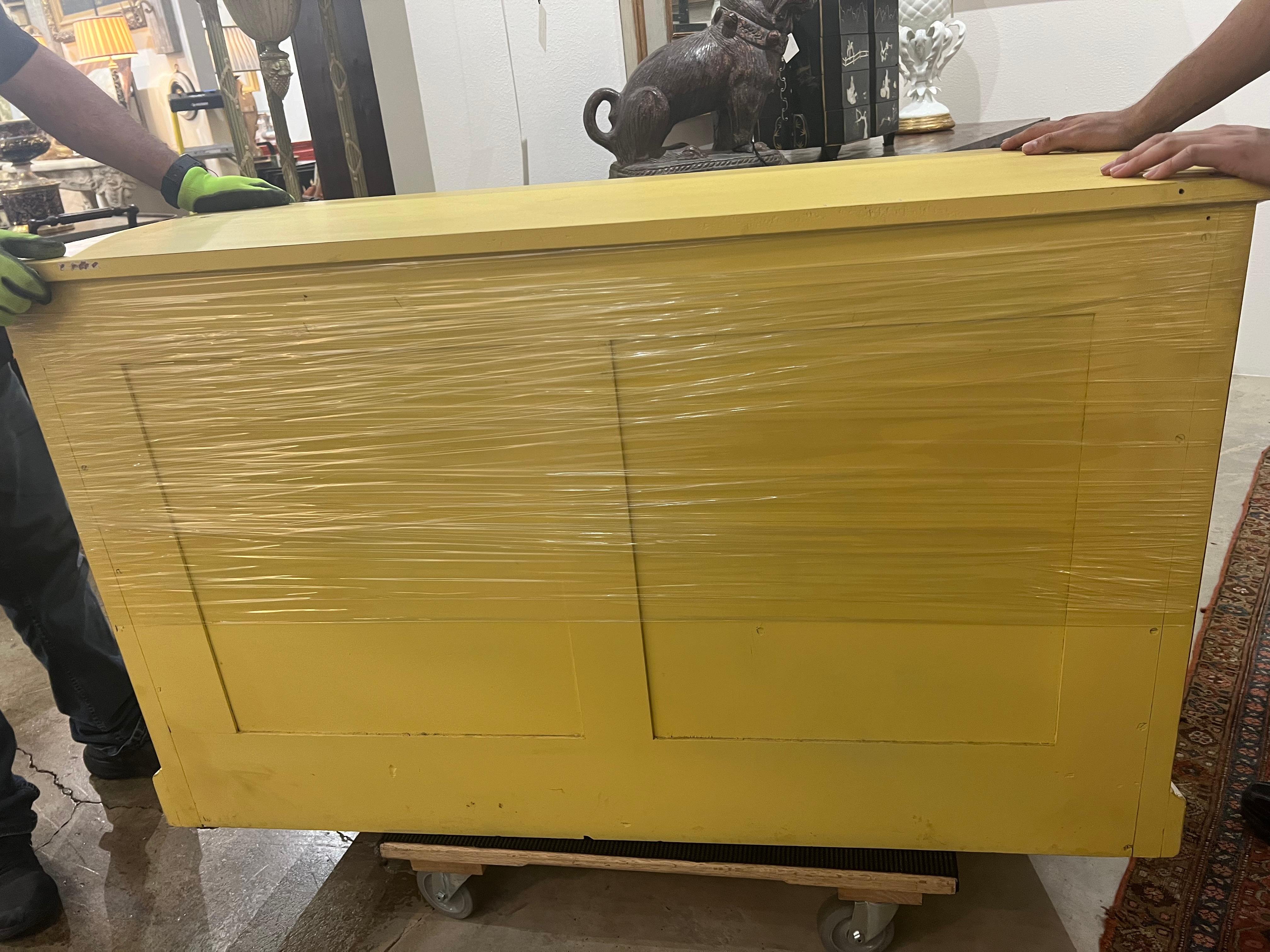 Paire de bibliothèques de style Louis XV peintes en jaune et blanc en vente 9