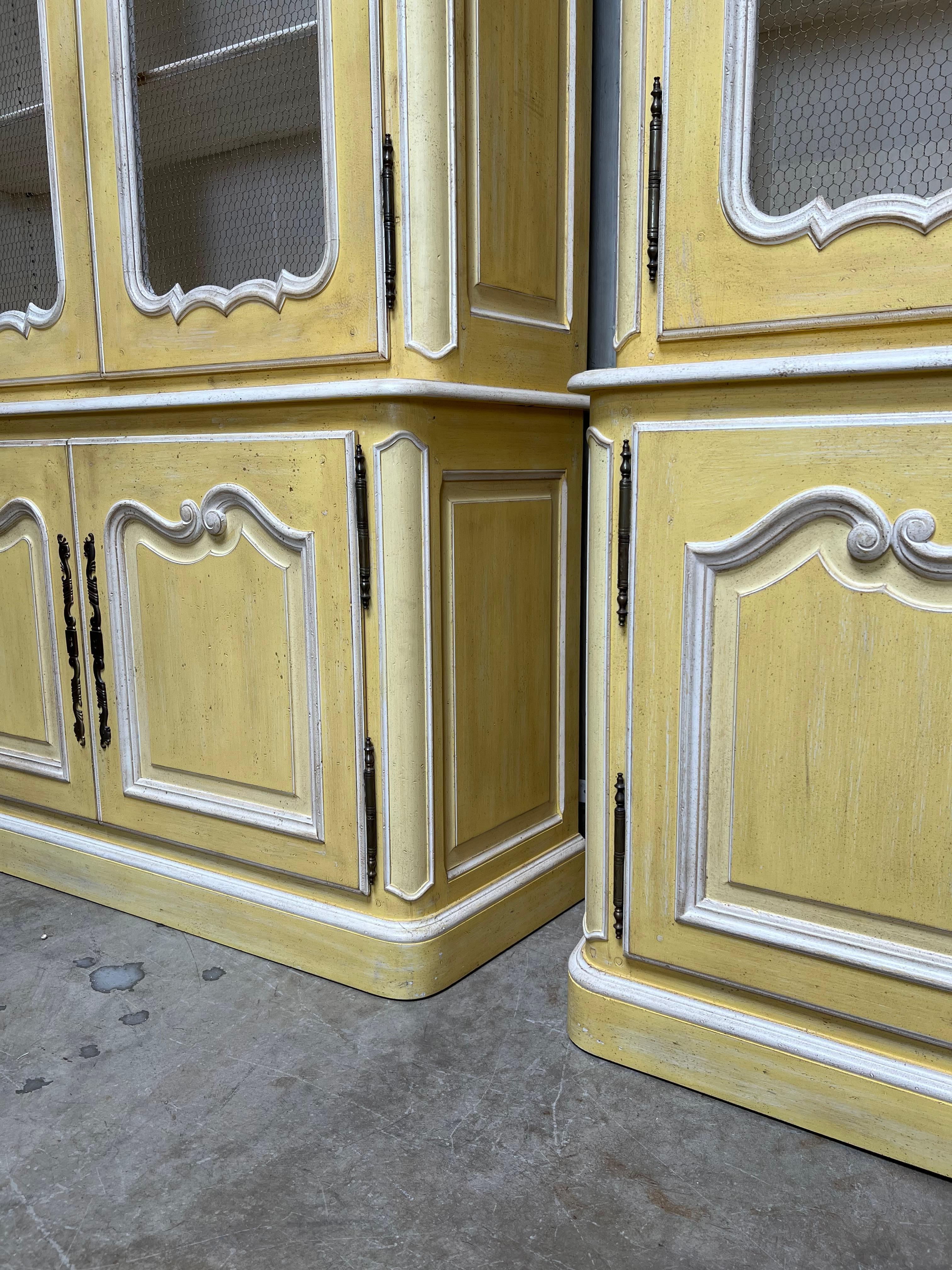Paire de bibliothèques de style Louis XV peintes en jaune et blanc Bon état - En vente à Dallas, TX