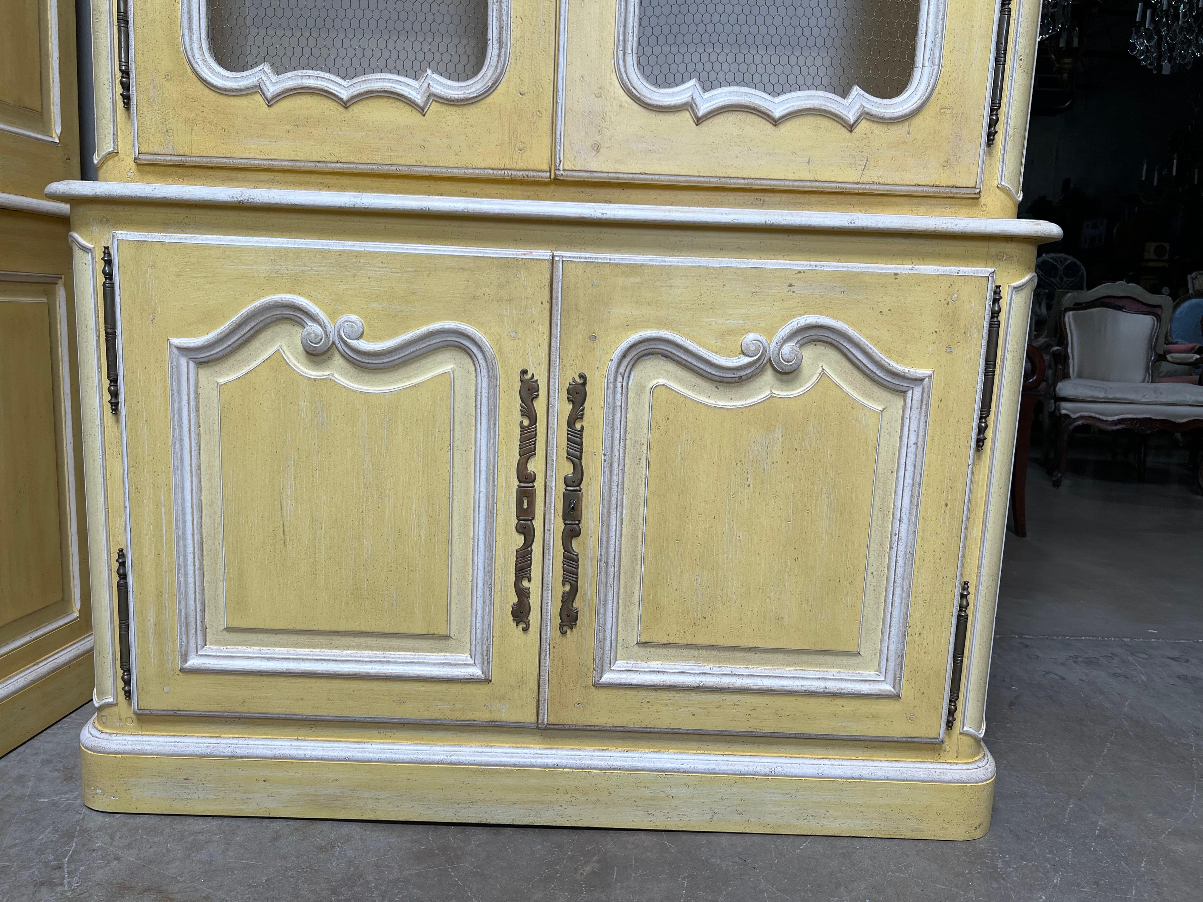 20ième siècle Paire de bibliothèques de style Louis XV peintes en jaune et blanc en vente