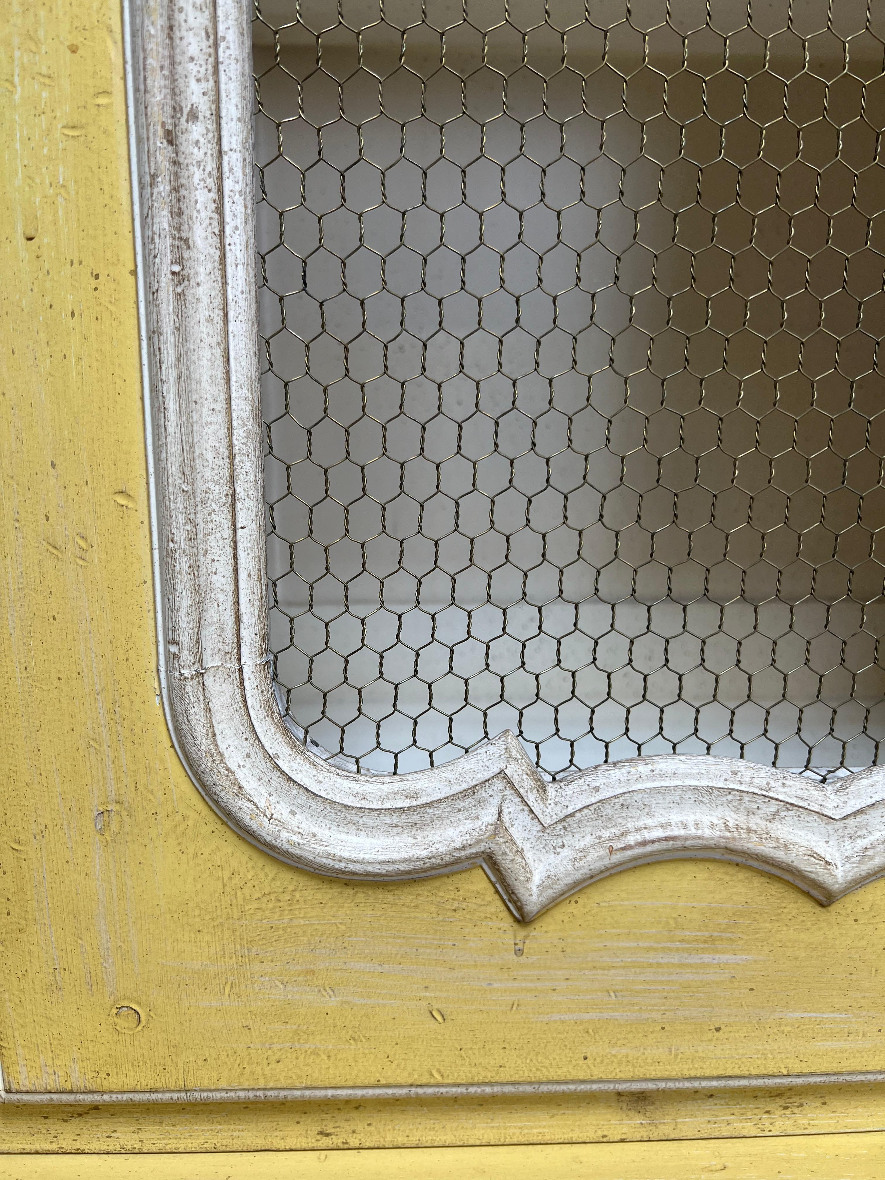 Fer Paire de bibliothèques de style Louis XV peintes en jaune et blanc en vente