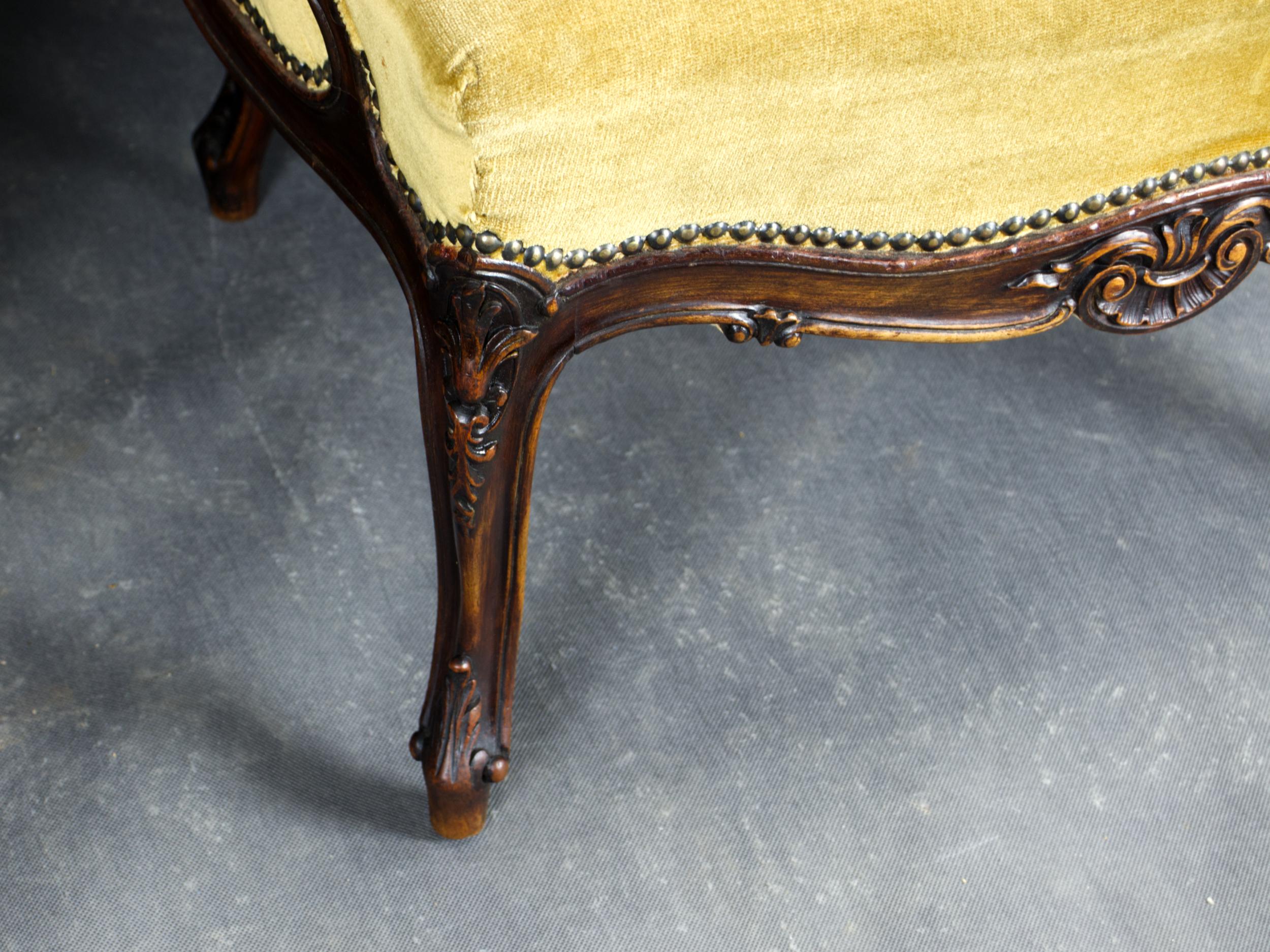 Coppia di poltrone francesi Luigi XV in noce, XIX secolo in vendita 5