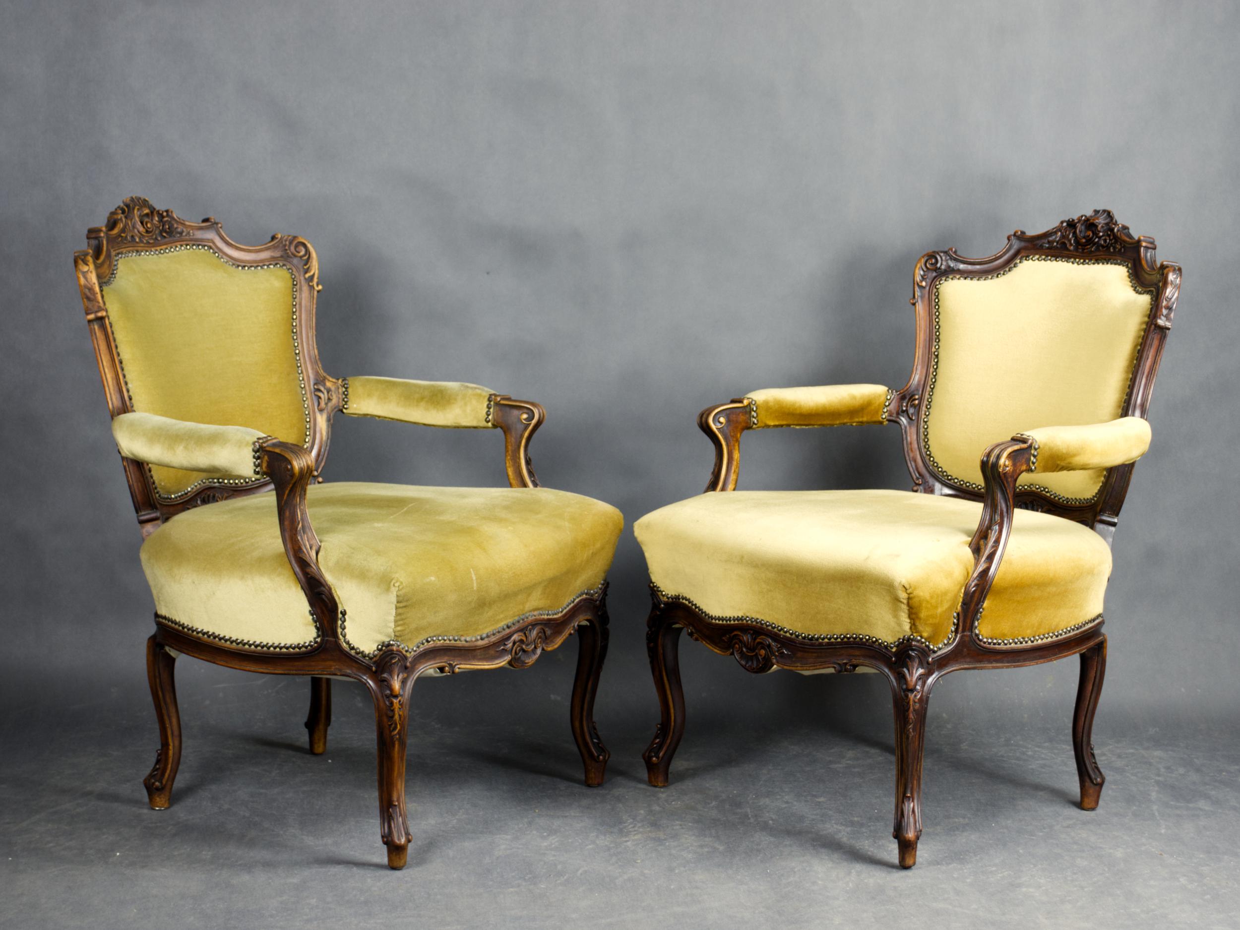 Intagliato a mano Coppia di poltrone francesi Luigi XV in noce, XIX secolo in vendita