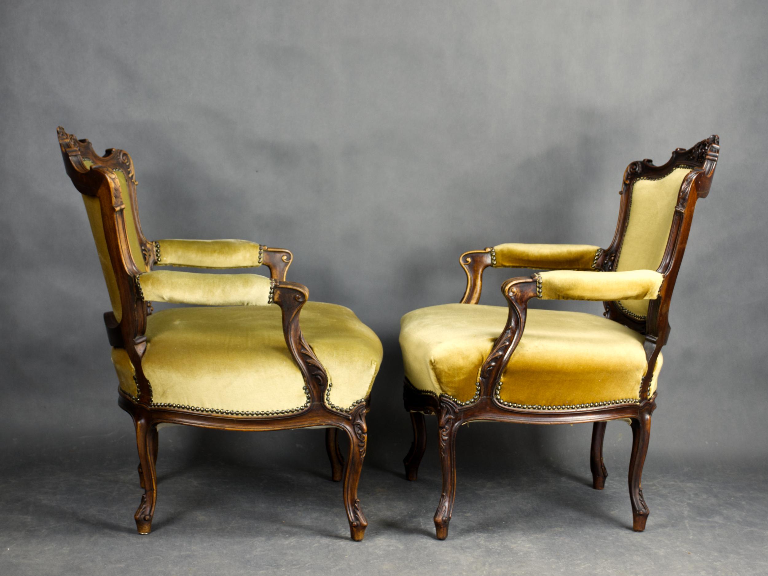 Coppia di poltrone francesi Luigi XV in noce, XIX secolo In condizioni buone in vendita a Lucenec, SK