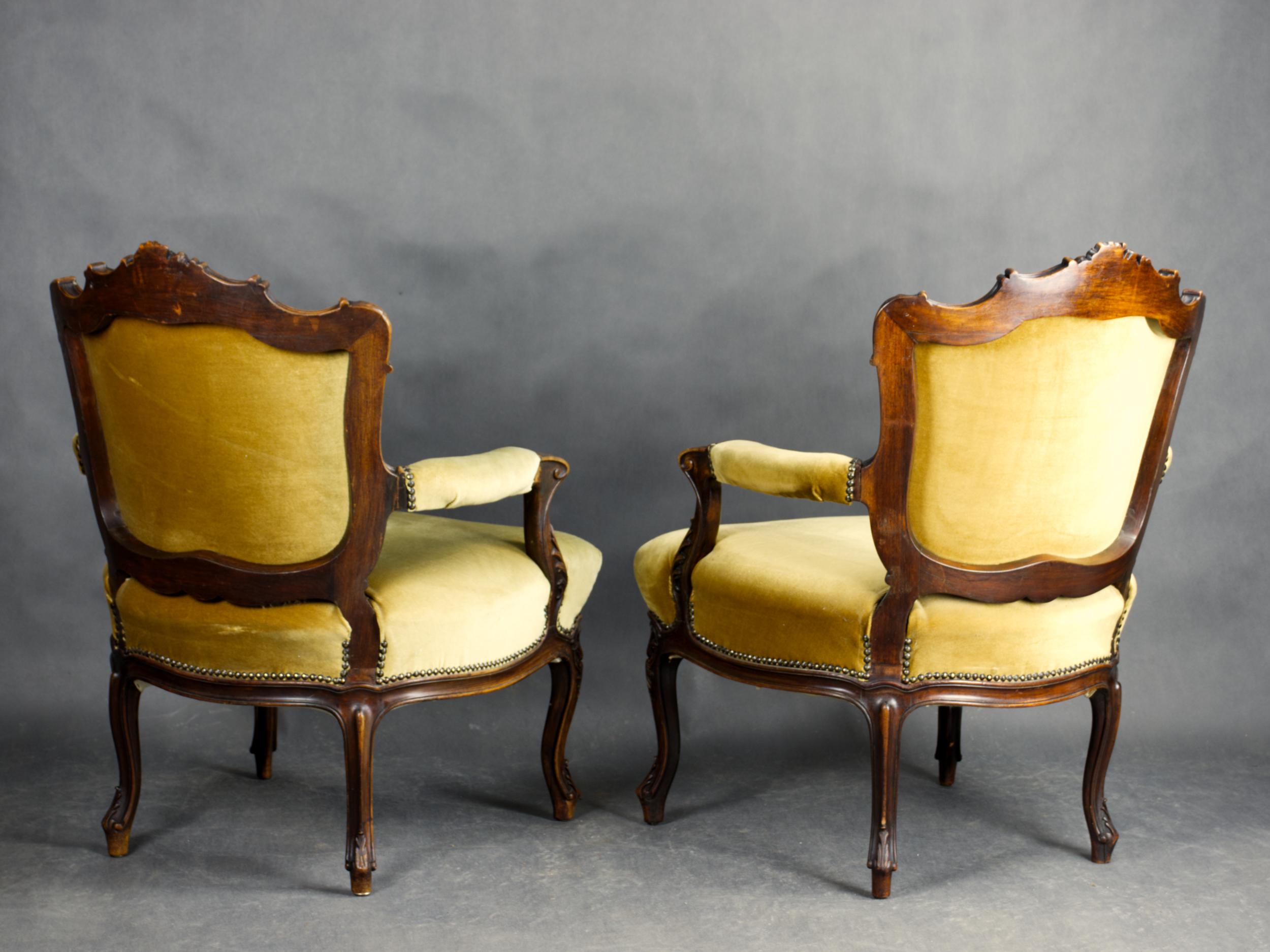 Noce Coppia di poltrone francesi Luigi XV in noce, XIX secolo in vendita