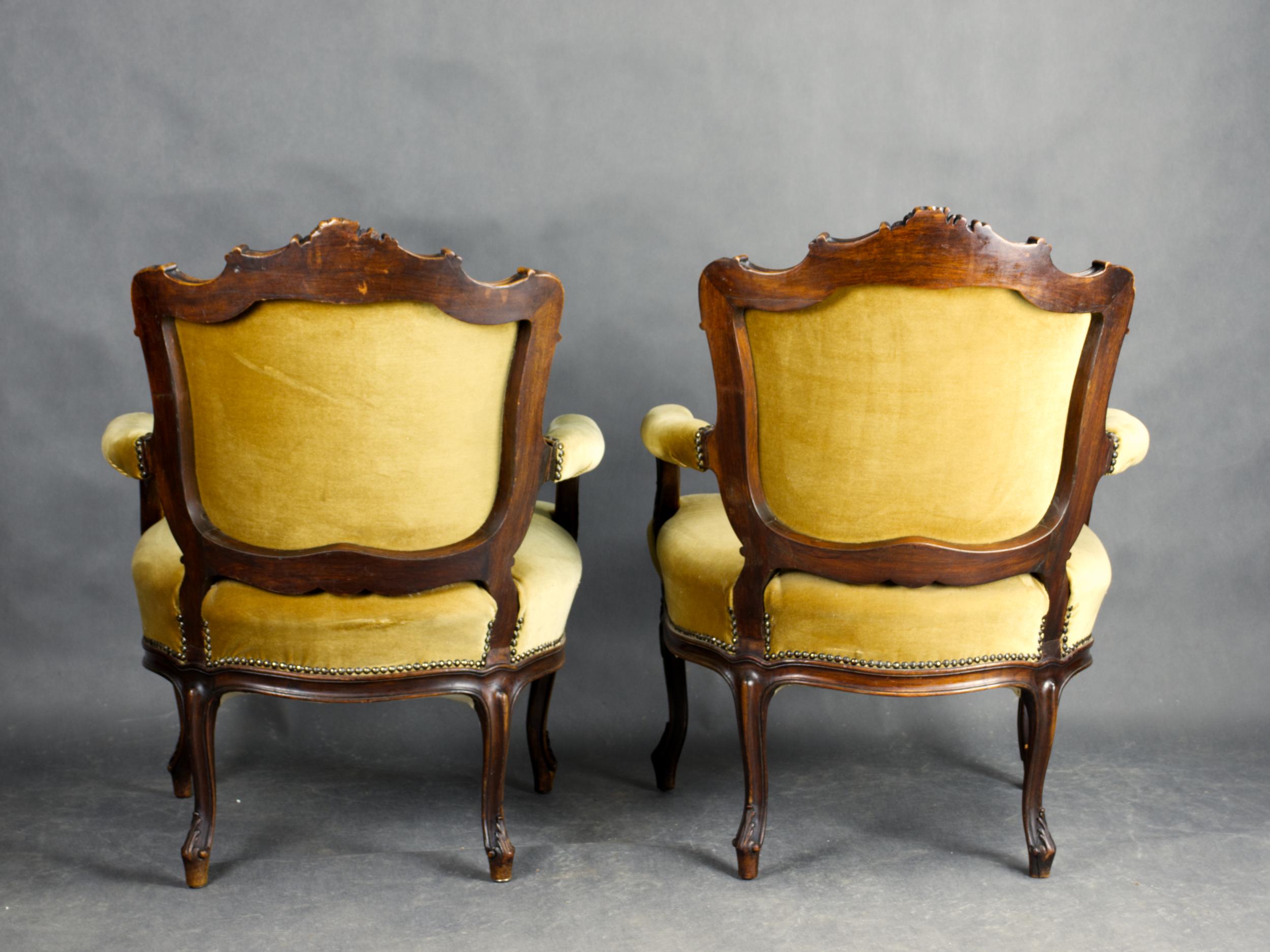 Coppia di poltrone francesi Luigi XV in noce, XIX secolo in vendita 1