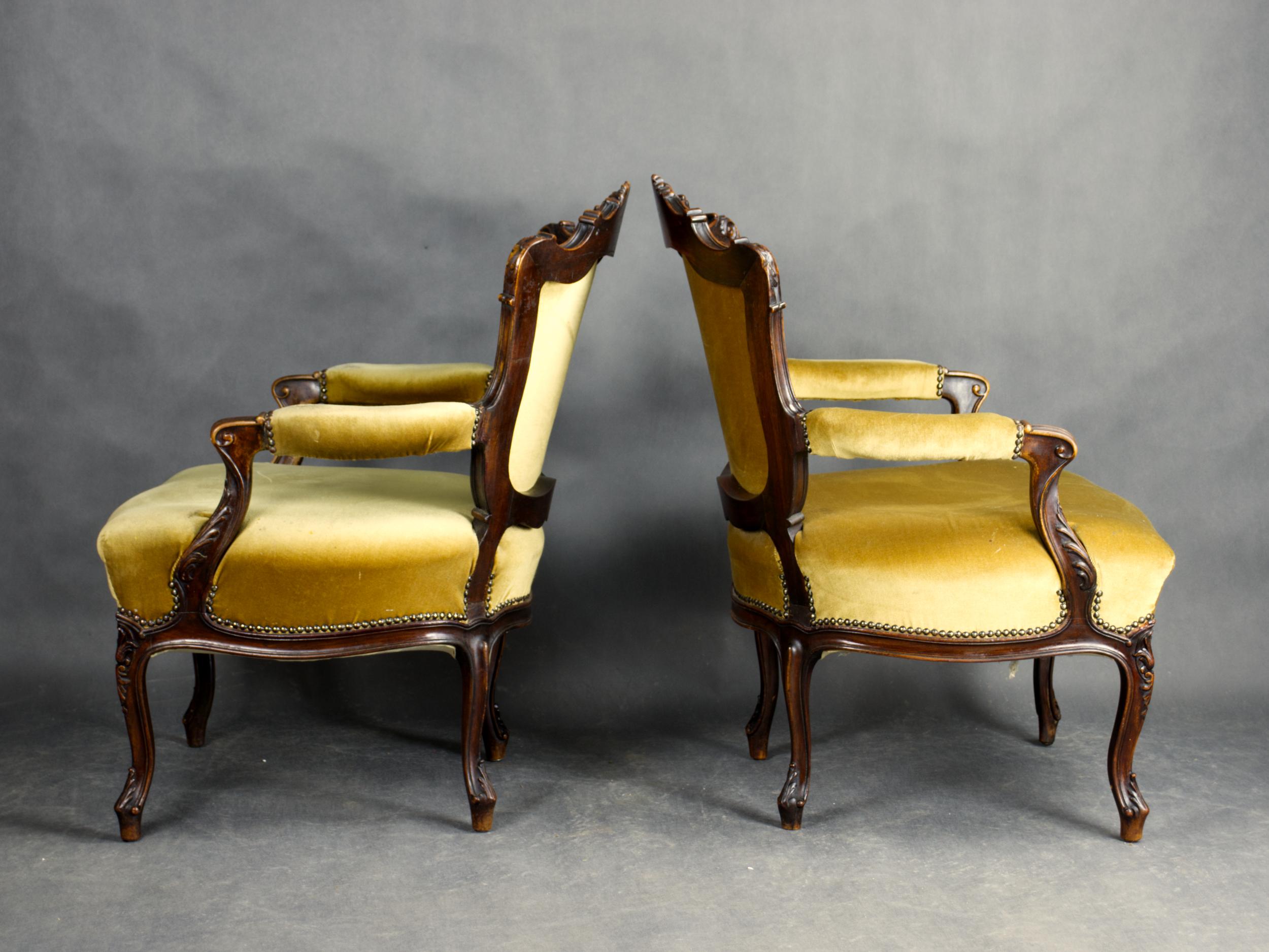 Coppia di poltrone francesi Luigi XV in noce, XIX secolo in vendita 2
