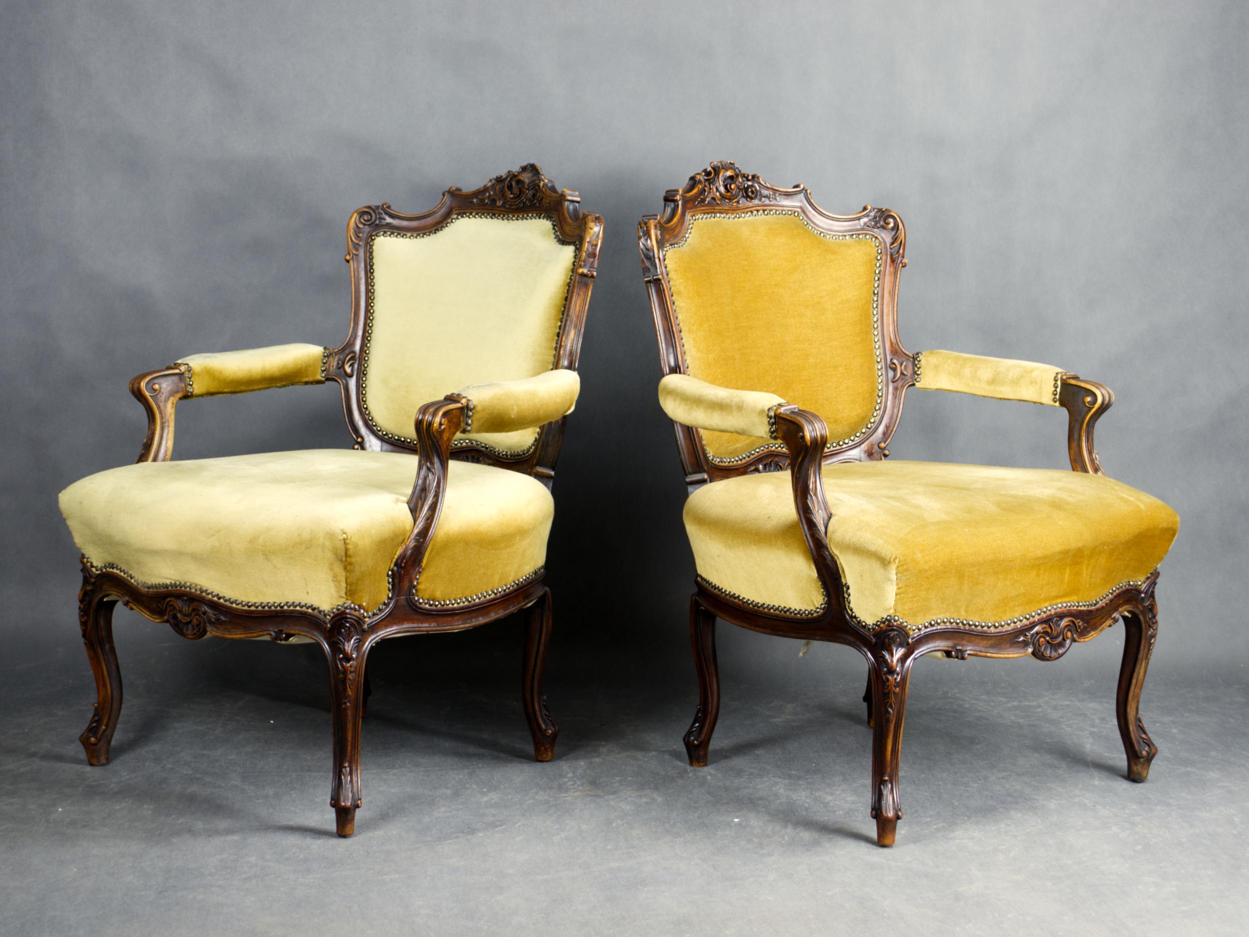 Coppia di poltrone francesi Luigi XV in noce, XIX secolo in vendita 3