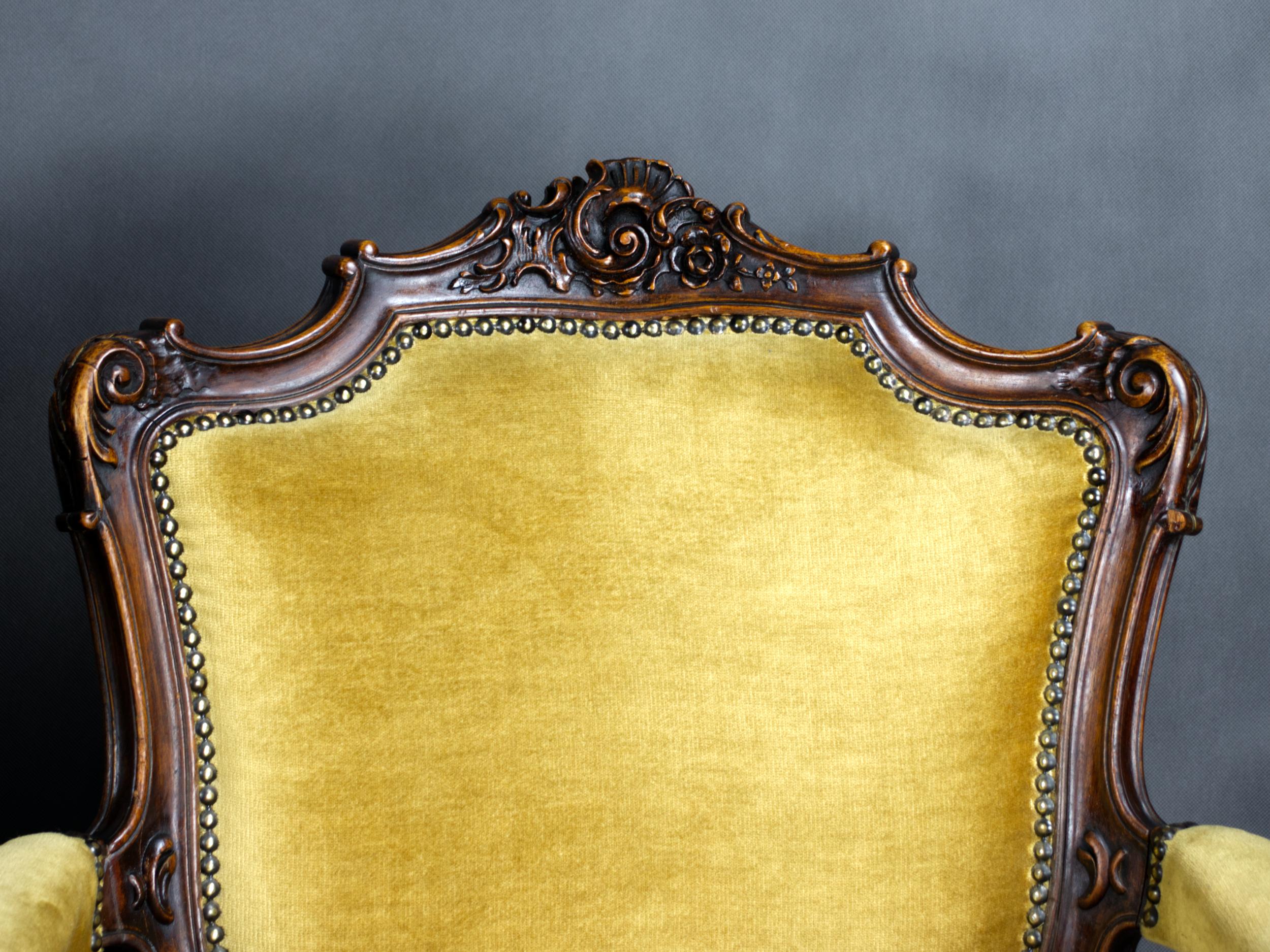 Coppia di poltrone francesi Luigi XV in noce, XIX secolo in vendita 4