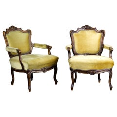 Coppia di poltrone francesi Luigi XV in noce, XIX secolo