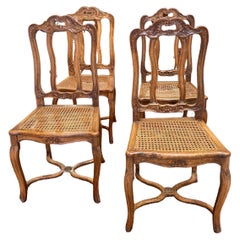 Paar französische Louis XV.-Esszimmerstühle aus Nussbaumholz mit Rohrgeflecht, 19. Jahrhundert