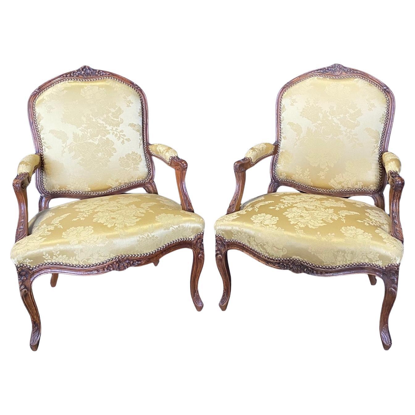 Paar französische Fauteuils oder Sessel aus geschnitztem Nussbaumholz im Louis XV-Stil 