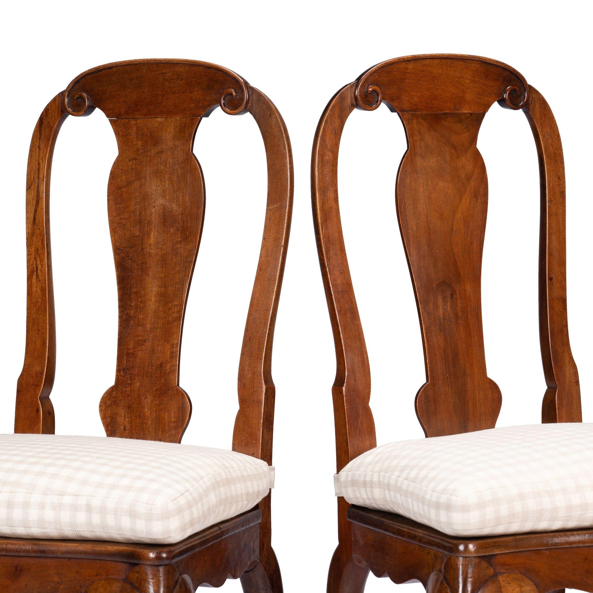 Pair of French Louis XV Walnut Plank Seat Hall Chairs on Cabriole Legs, 1800s For Sale 5