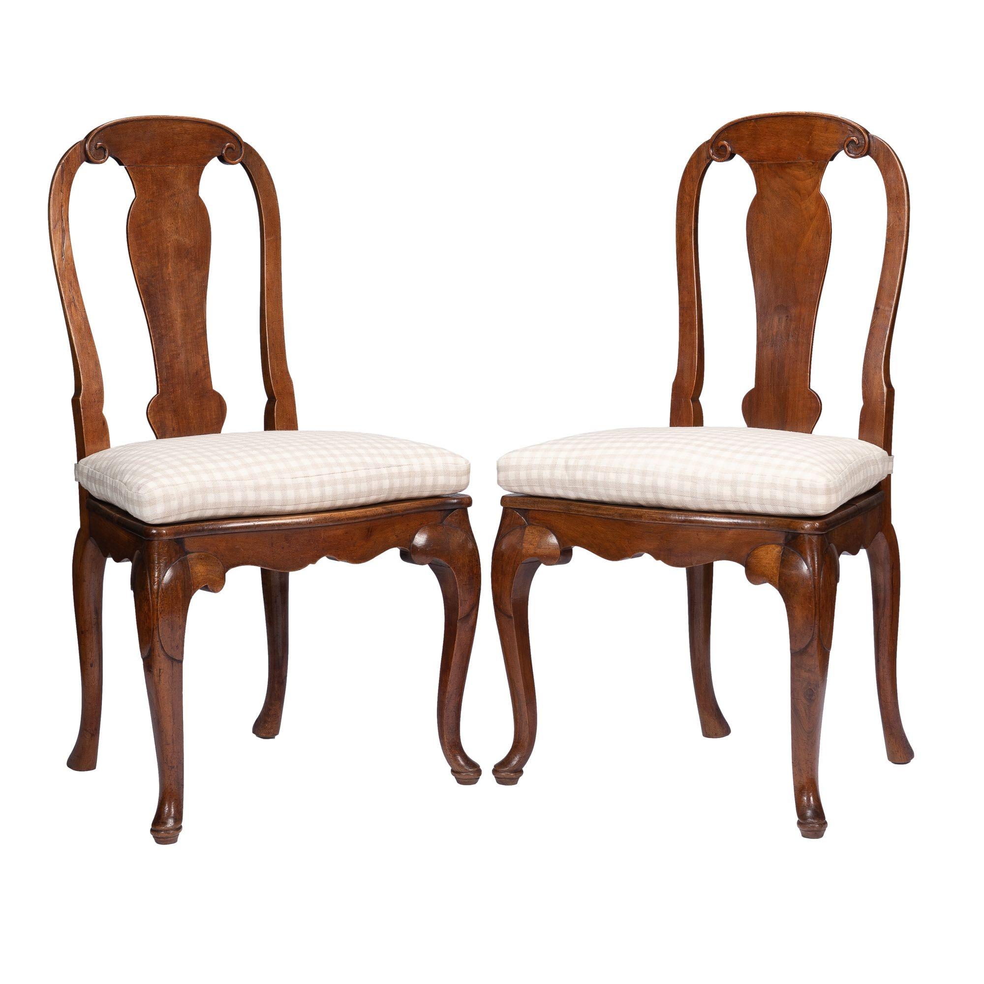 Pair of French Louis XV Walnut Plank Seat Hall Chairs on Cabriole Legs, 1800s In Excellent Condition For Sale In Kenilworth, IL