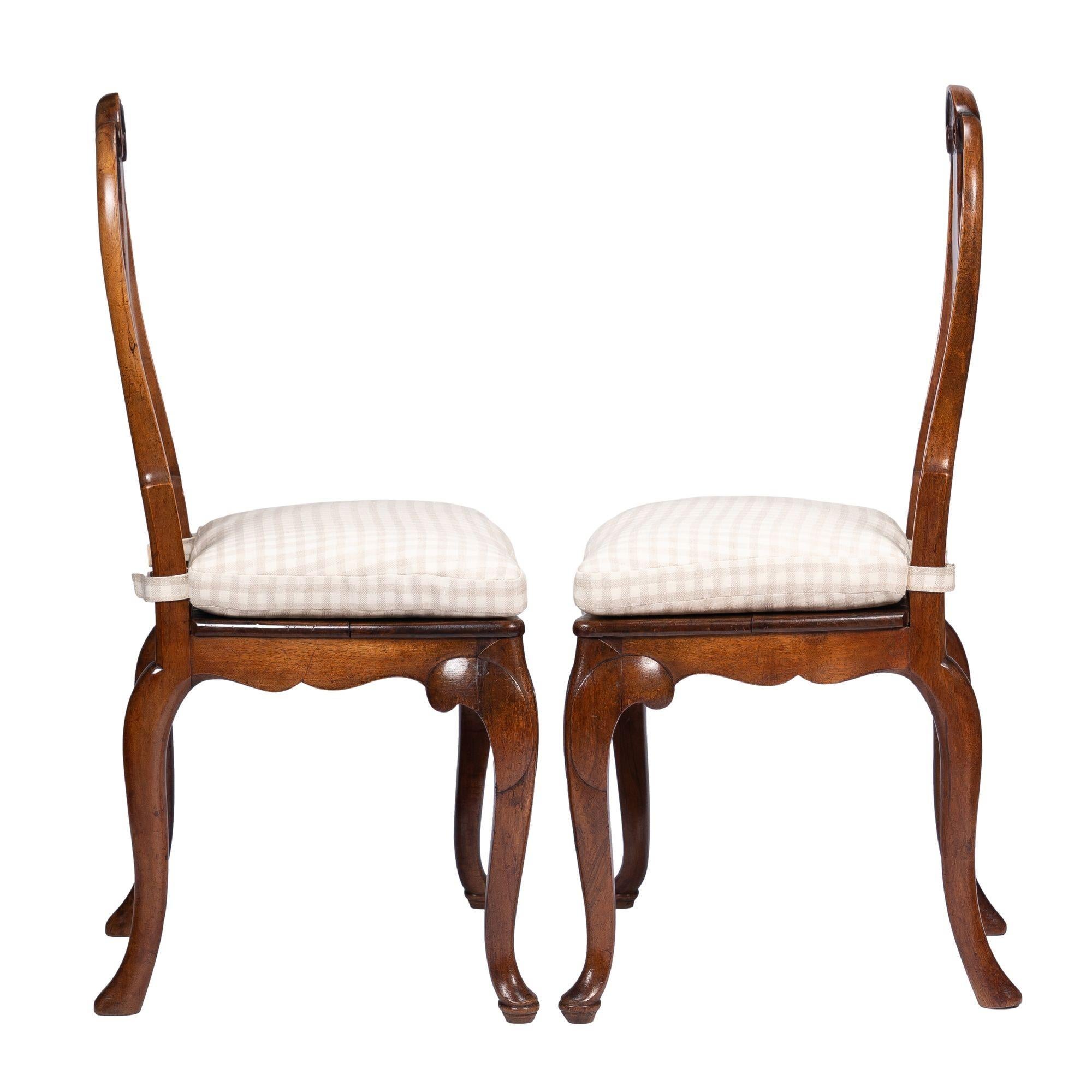 19th Century Pair of French Louis XV Walnut Plank Seat Hall Chairs on Cabriole Legs, 1800s For Sale