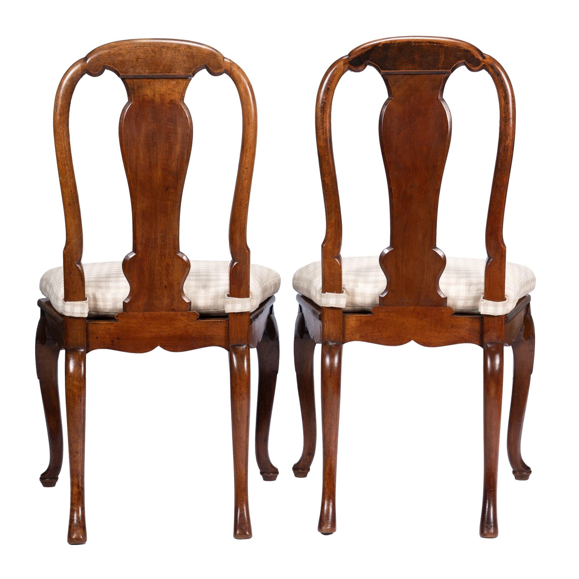 Pair of French Louis XV Walnut Plank Seat Hall Chairs on Cabriole Legs, 1800s For Sale 1