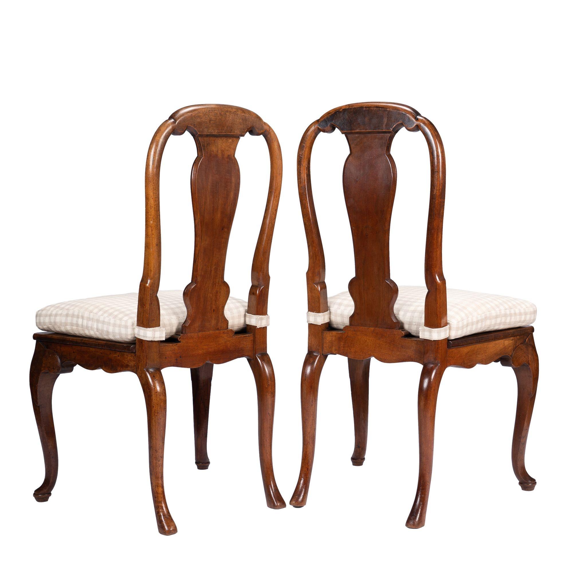 Pair of French Louis XV Walnut Plank Seat Hall Chairs on Cabriole Legs, 1800s For Sale 2