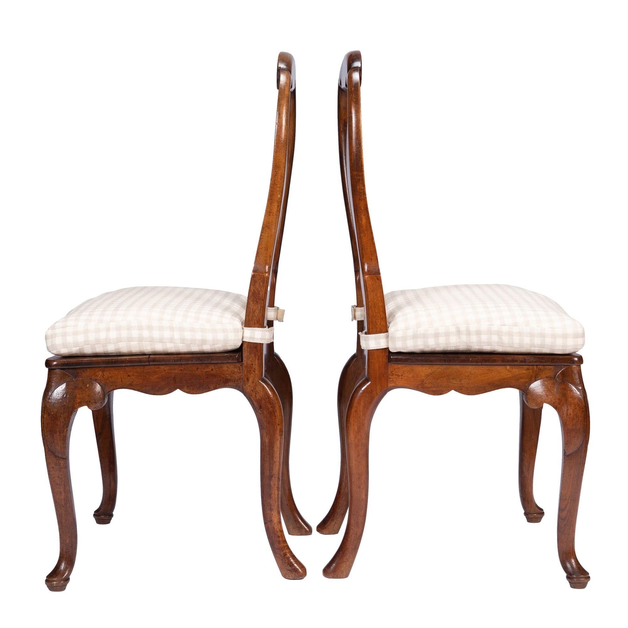 Pair of French Louis XV Walnut Plank Seat Hall Chairs on Cabriole Legs, 1800s For Sale 3