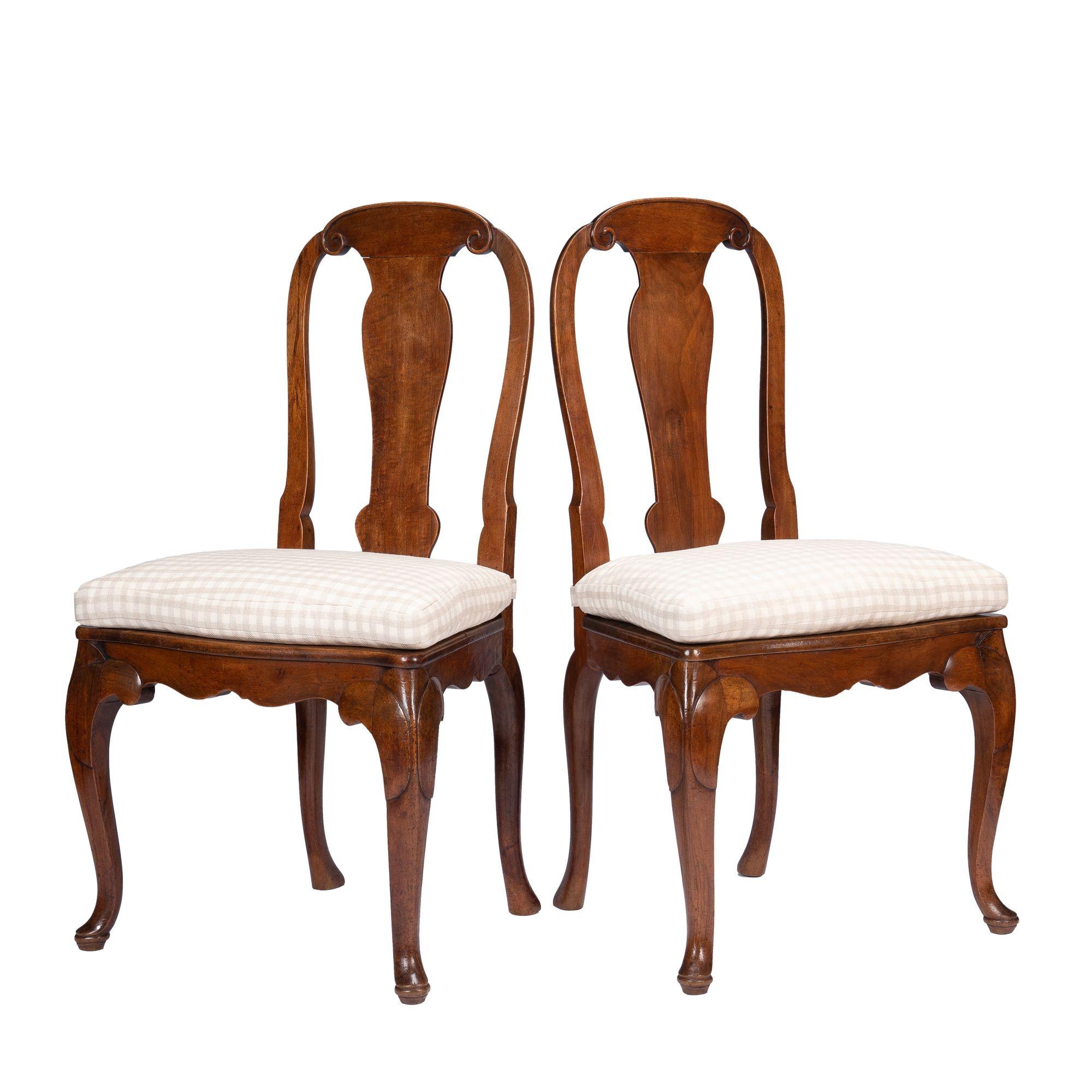 Pair of French Louis XV Walnut Plank Seat Hall Chairs on Cabriole Legs, 1800s For Sale 4